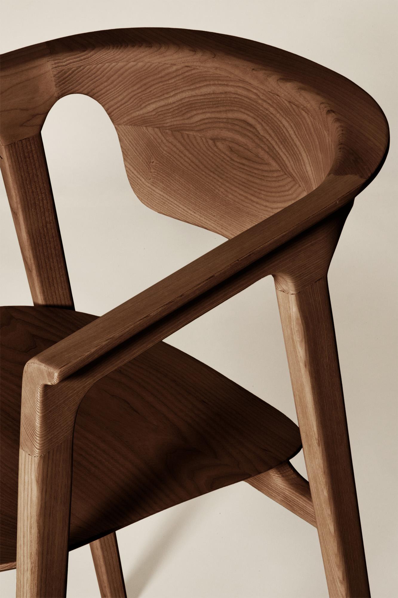 Huilé Chaise Duna en bois massif, finition marron faite à la main, contemporaine en vente
