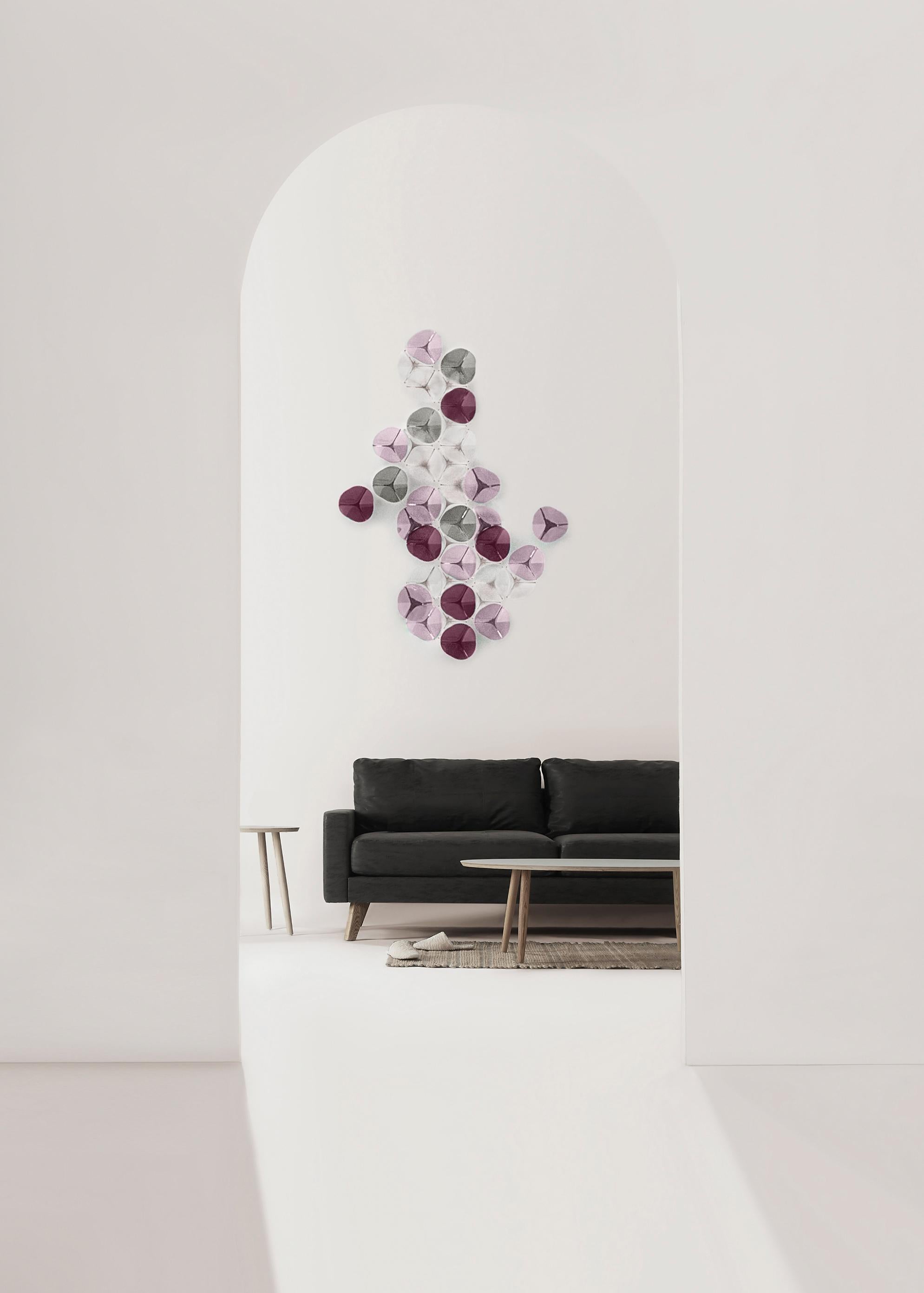 L'opera d'arte da parete DUNA è una composizione di 40 pezzi di vetro artigianale dalle curve morbide. La loro forma astratta dà un tocco moderno alle composizioni DUNA.
Sono disponibili 3 palette di colori e altre combinazioni su richiesta.
I pezzi