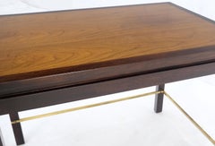 Dunbar 1970er Jahre Ebonisiertes Nussbaum-Messing-Streifen-Set aus 3 verschachtelten Beistelltischen