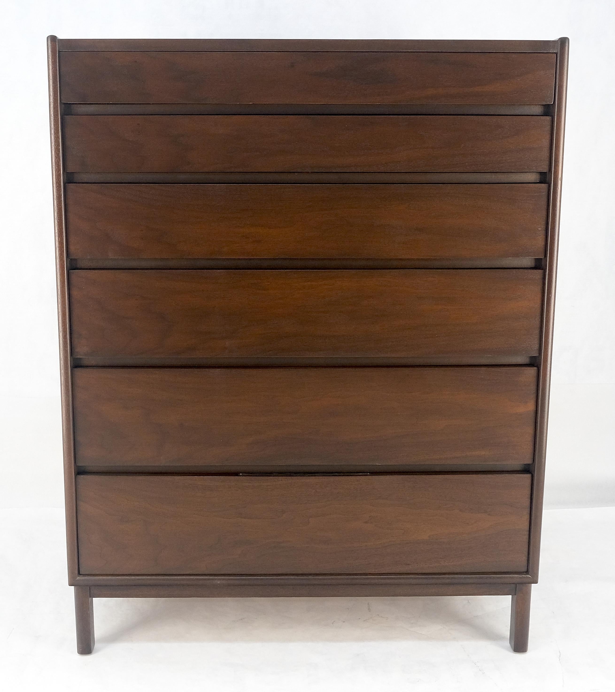 ¡Dunbar Cómoda Pecho Alto 6 Cajones Nogal Oscuro Mid Century Modern MINT! en Excelente estado para la venta en Rockaway, NJ