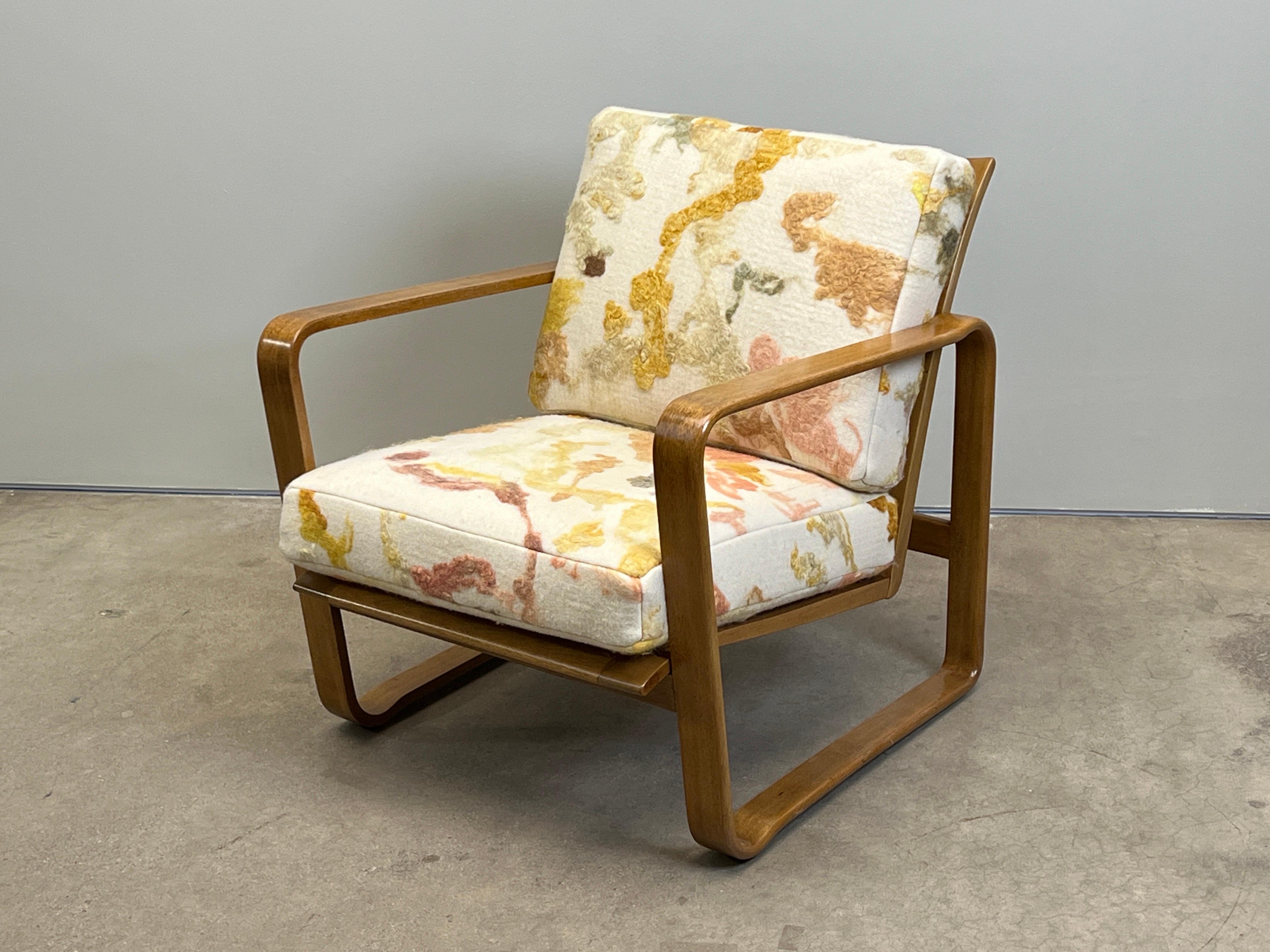 Una rara sedia a carro armato regolabile di Edward Wormley per Dunbar. Telaio e canna originale in mogano sbiancato in ottime condizioni. Rivestito con un tessuto di lana infeltrito personalizzato. 

Lo sgabello Frank Lloyd Wright è disponibile