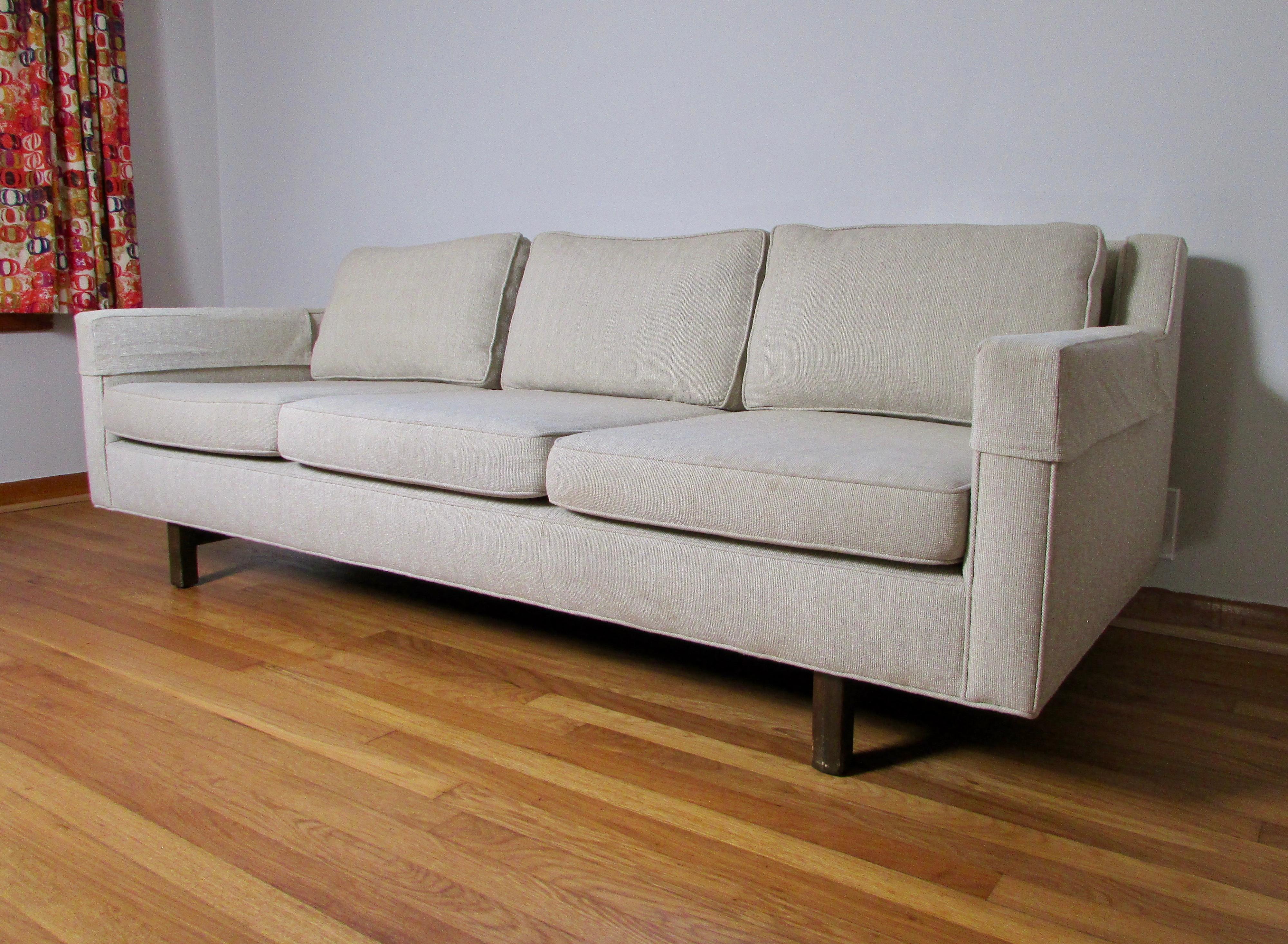 Dunbar Furniture Mid-Century Upholstered Three-Seat Sofa In Good Condition For Sale In Ferndale, MI