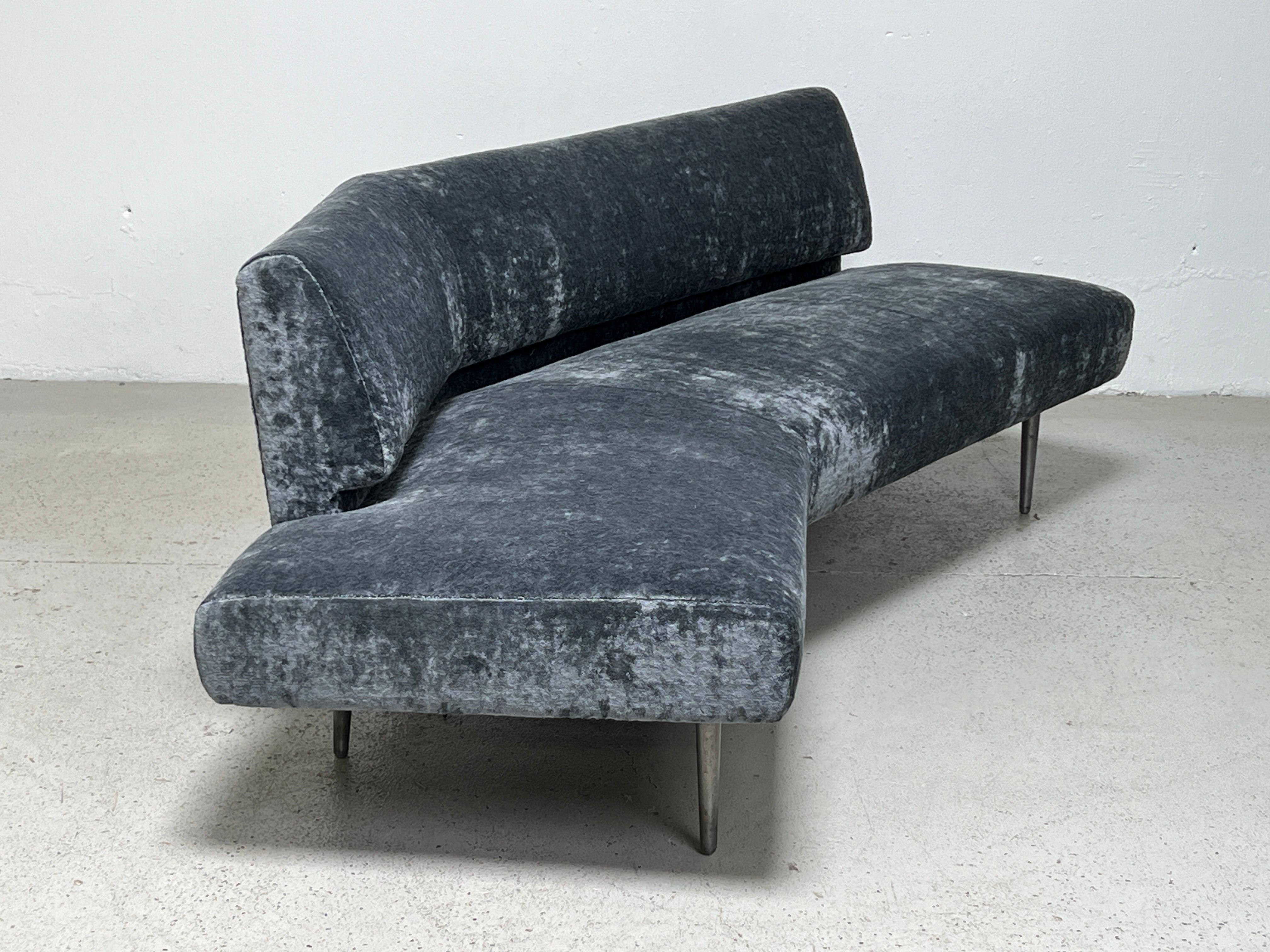 Dunbar Angle-Sofa #4756 auf Aluminiumbeinen im Angebot 7