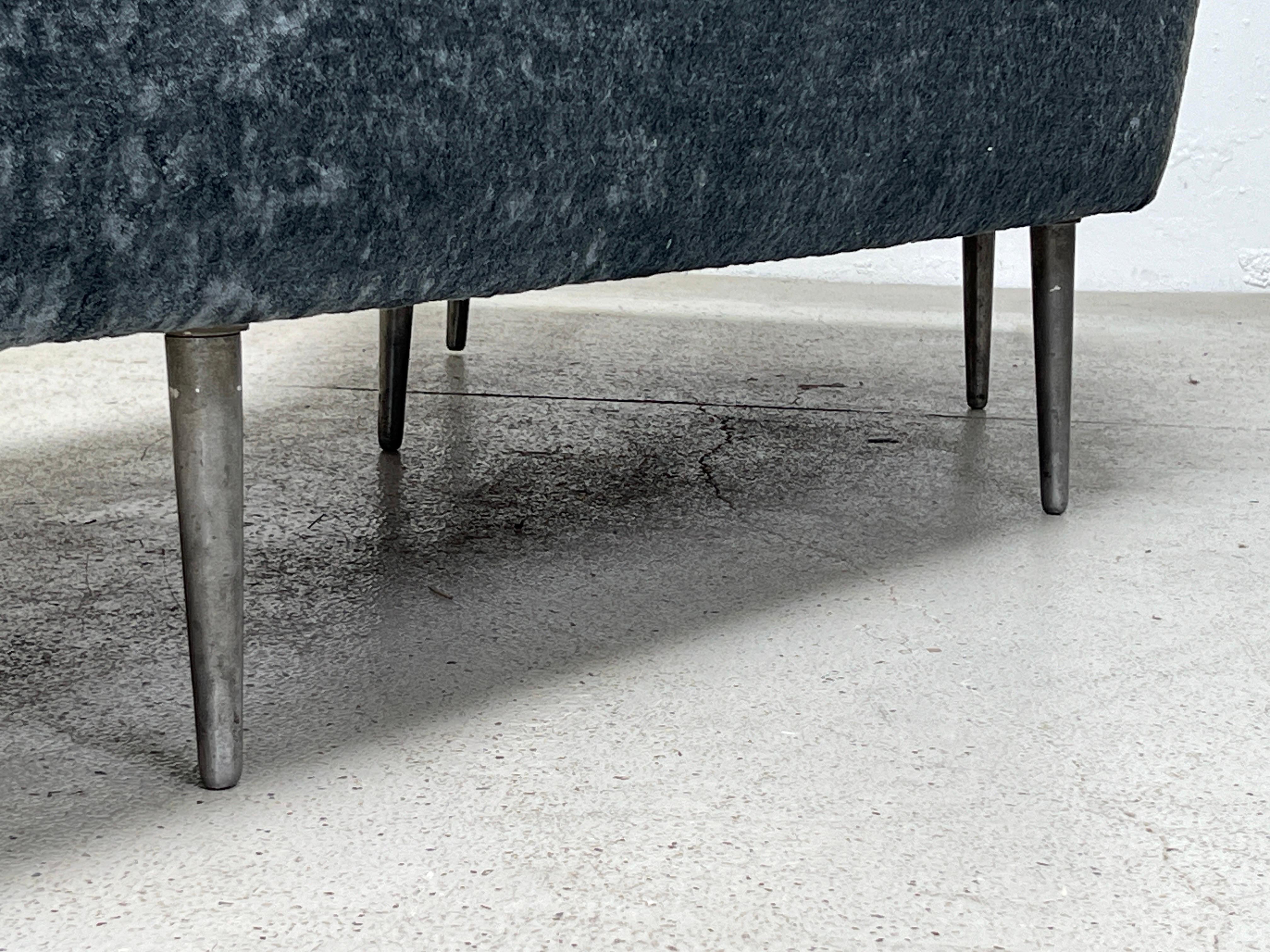 Dunbar Angle-Sofa #4756 auf Aluminiumbeinen im Angebot 11