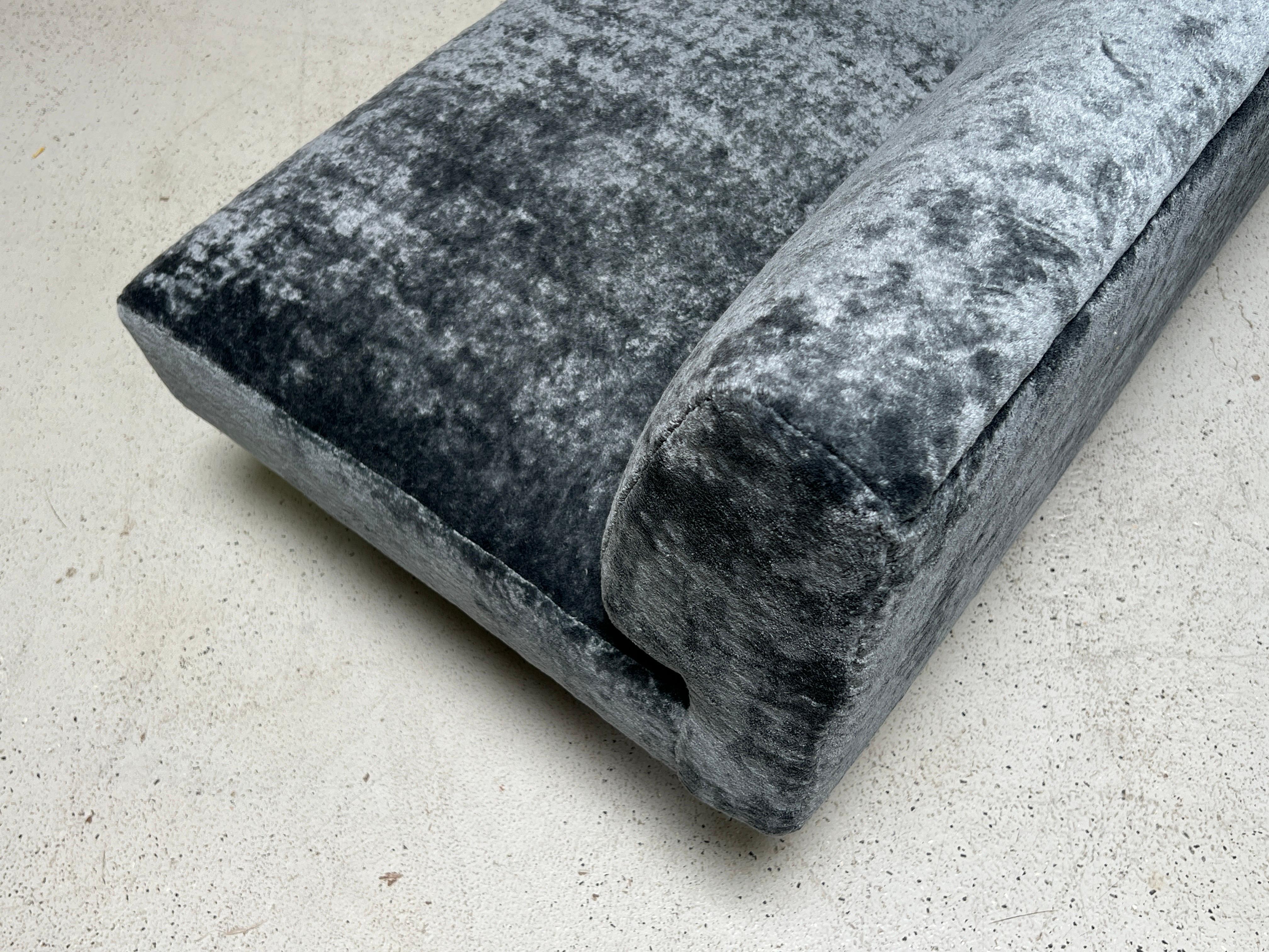 Dunbar Angle-Sofa #4756 auf Aluminiumbeinen im Angebot 12