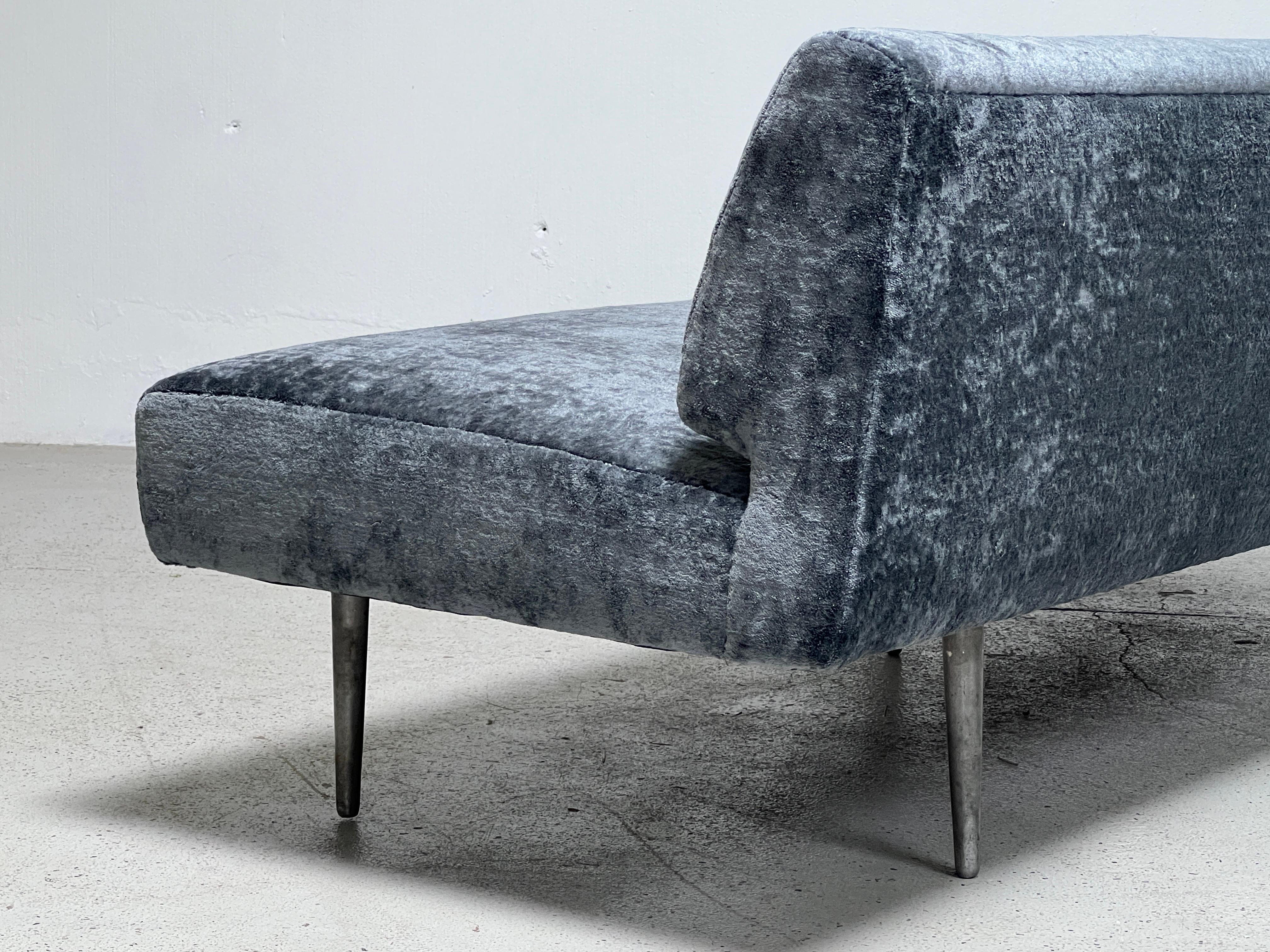 Dunbar Angle-Sofa #4756 auf Aluminiumbeinen im Angebot 13