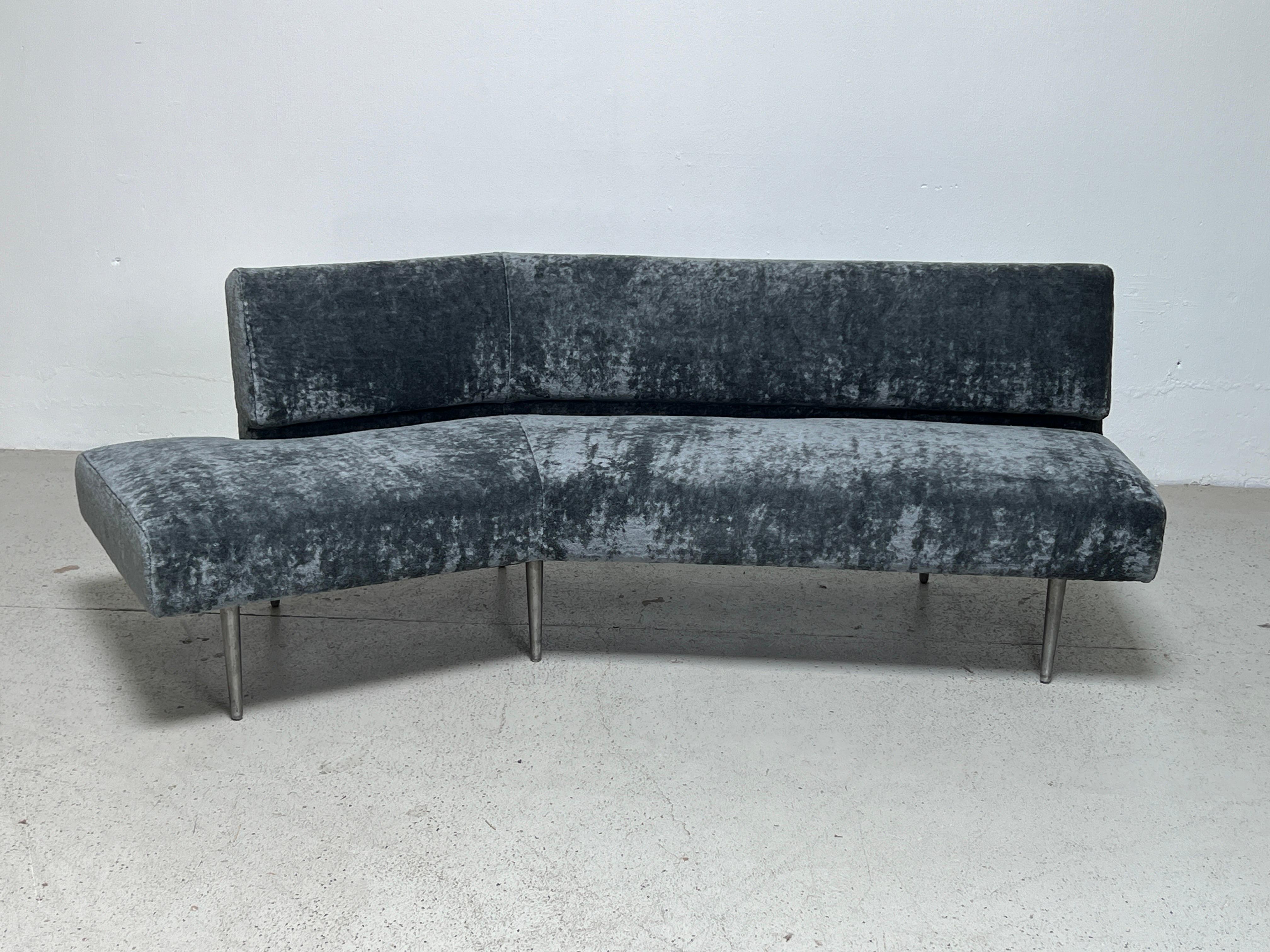 Dunbar Angle-Sofa #4756 auf Aluminiumbeinen im Angebot 1