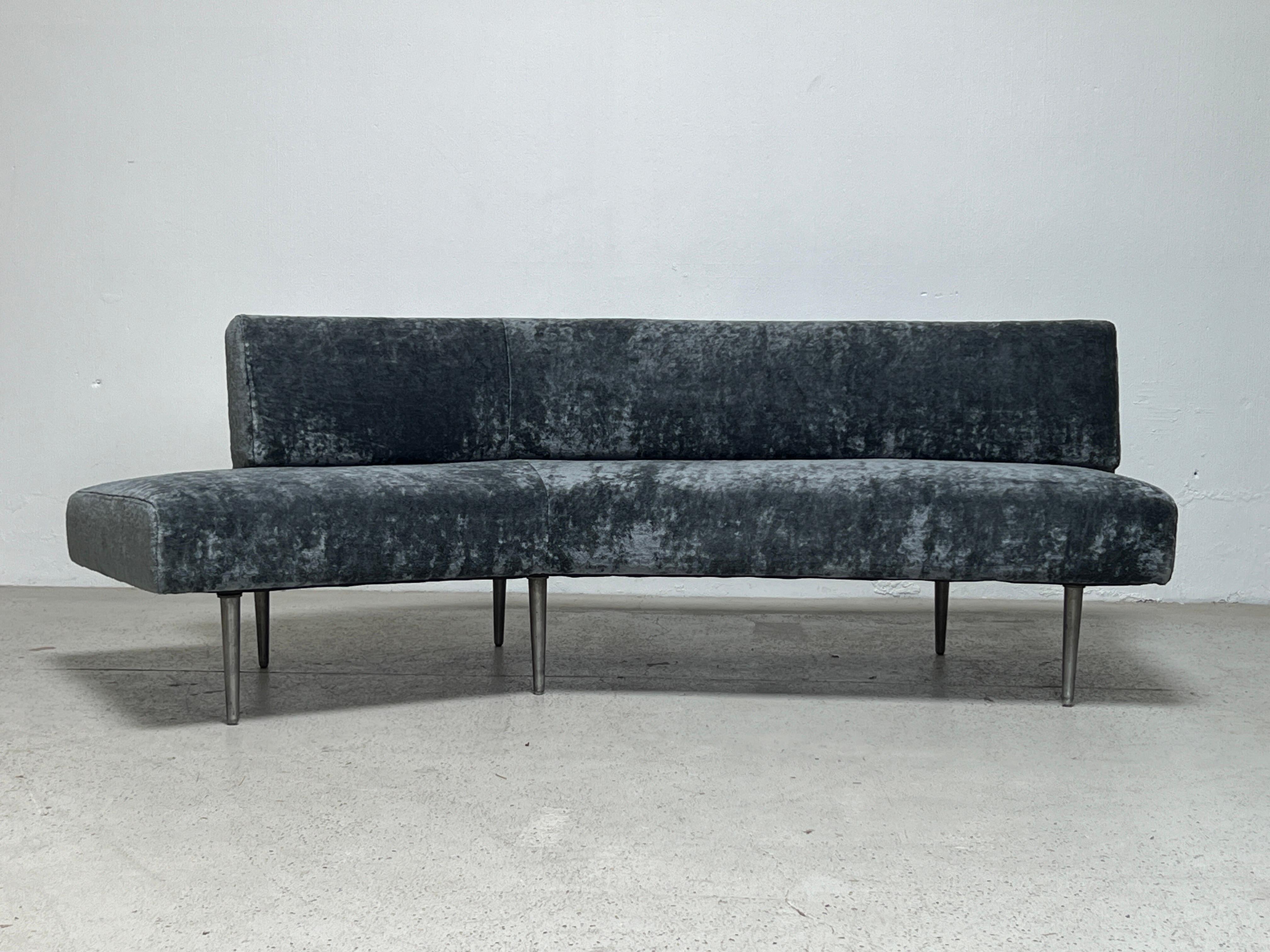 Dunbar Angle-Sofa #4756 auf Aluminiumbeinen im Angebot 2