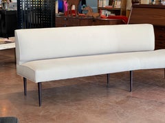 Dunbar Angle Sofa #4756 auf Beinen aus Nussbaumholz
