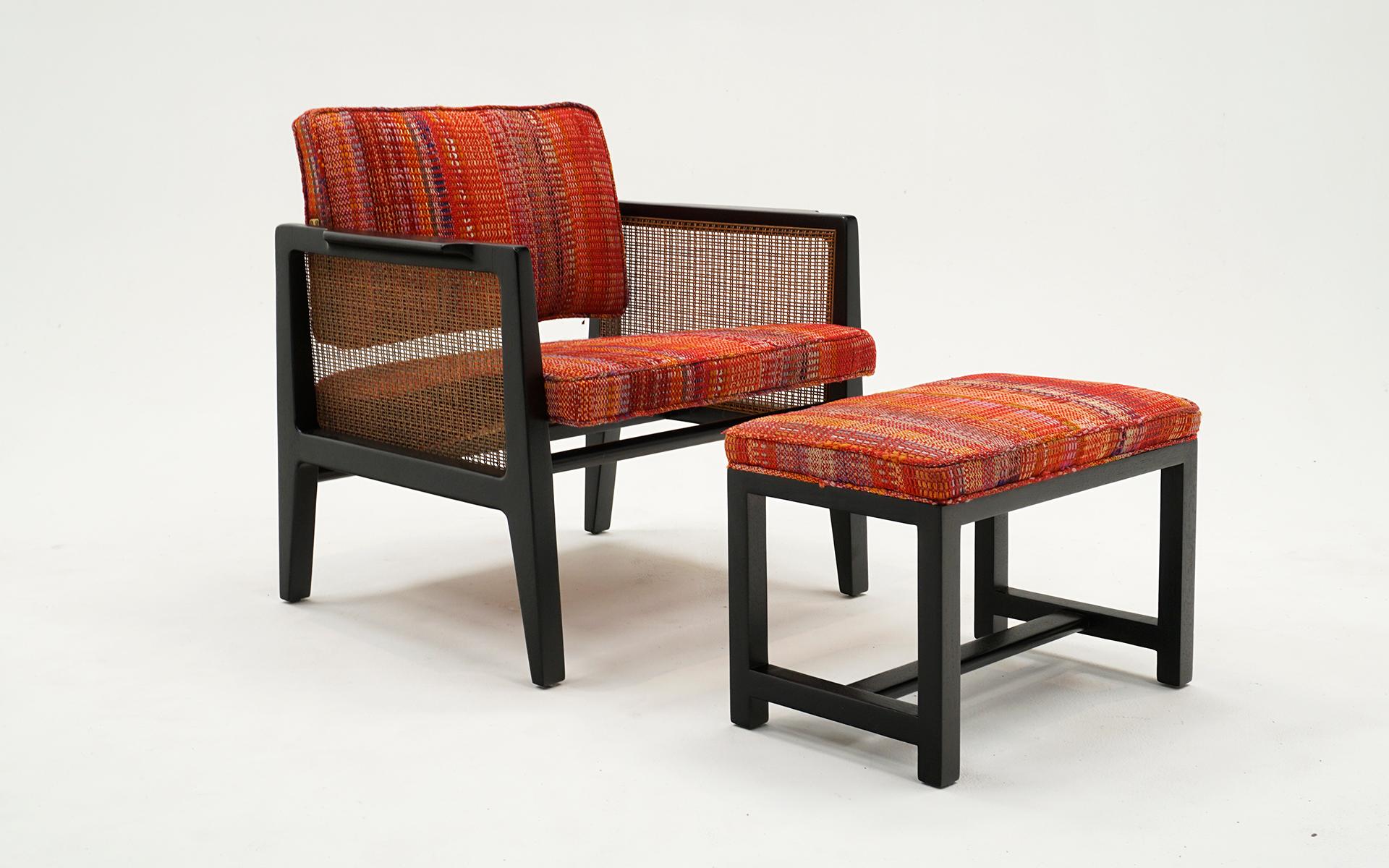 Eccezionale esempio di poltrona Dunbar modello 5513 e pouf abbinato.  Entrambi i pezzi conservano il tessuto originale con l'imbottitura in schiuma sapientemente sostituita.  I telai sono stati sapientemente rifiniti e la canna originale non