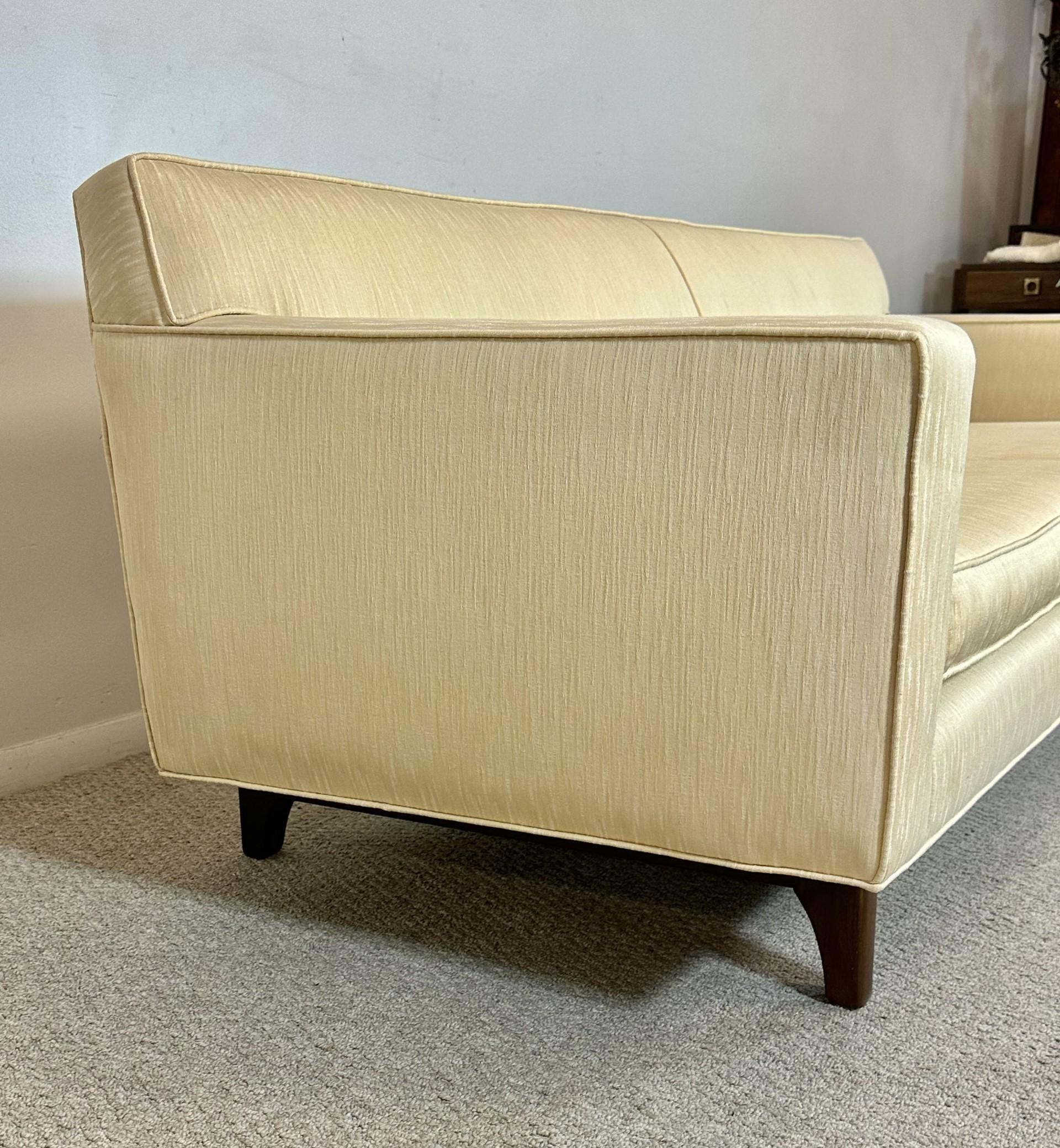 Milieu du XXe siècle Canapé Dunbar Bracket Back en vente