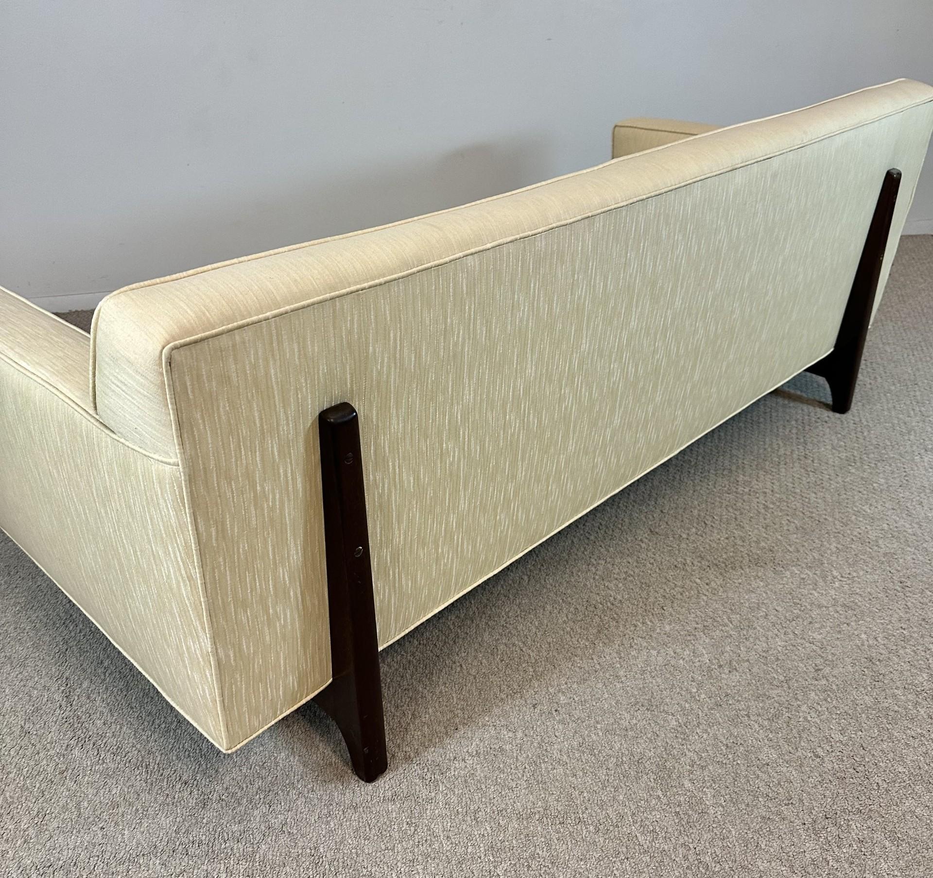 Canapé Dunbar Bracket Back en vente 1