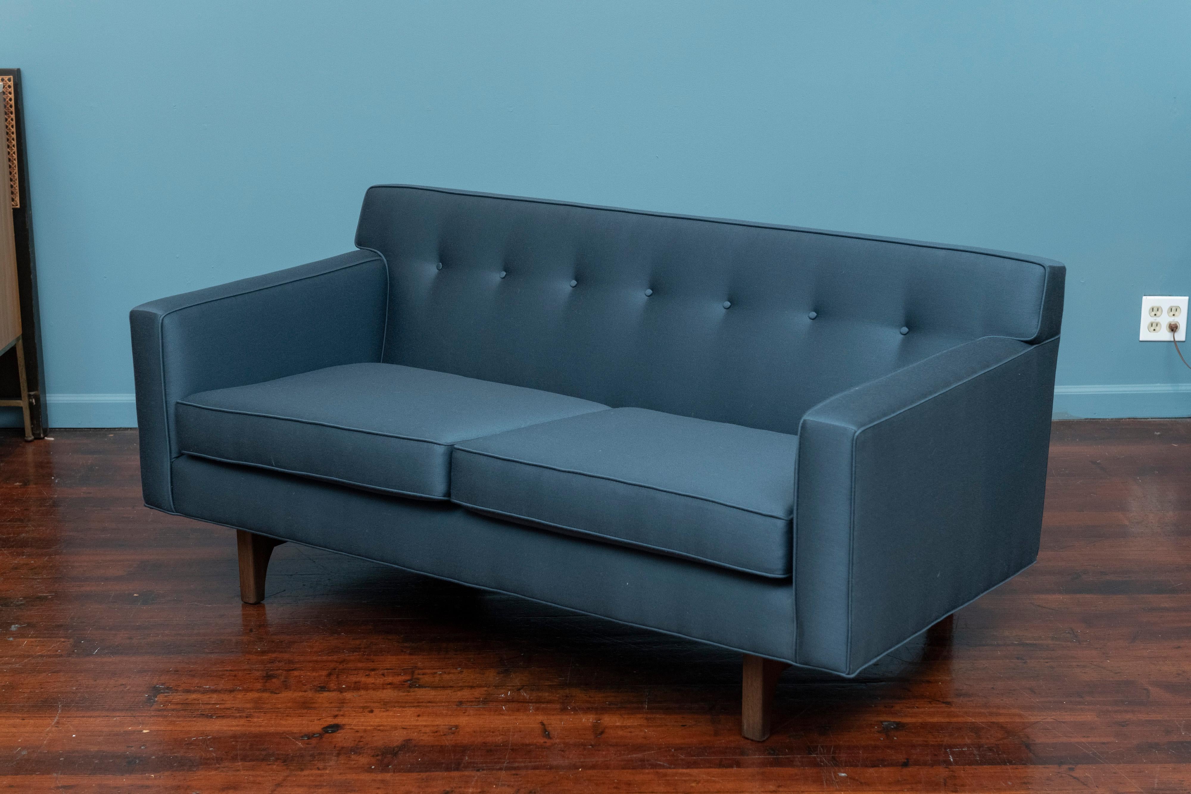 Dunbar Furniture Bügelsofa mit Rückenlehne, Modell 131, entworfen von Roger Sprunger. Seltene kleinere Version Sofa oder Loveseat, die perfekt für zwei Personen ist. Massive 