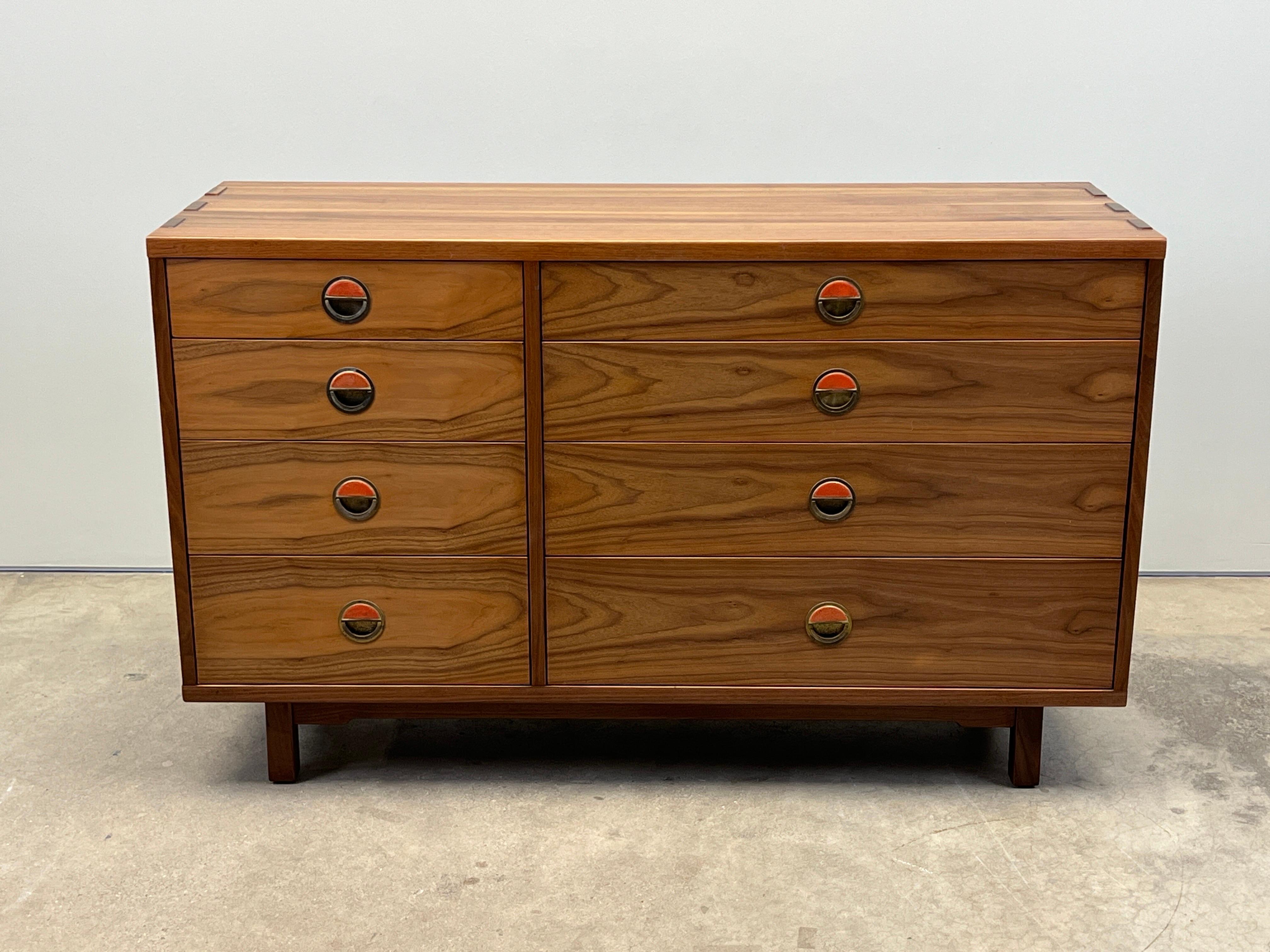 Una rara cassapanca disegnata da Edward Wormley per Dunbar. Struttura in noce massiccio con falegnameria a vista e tiranti in ottone con piastrelle in ceramica di Greta e Otto Natzler. I comò più piccoli abbinati sono disponibili separatamente.