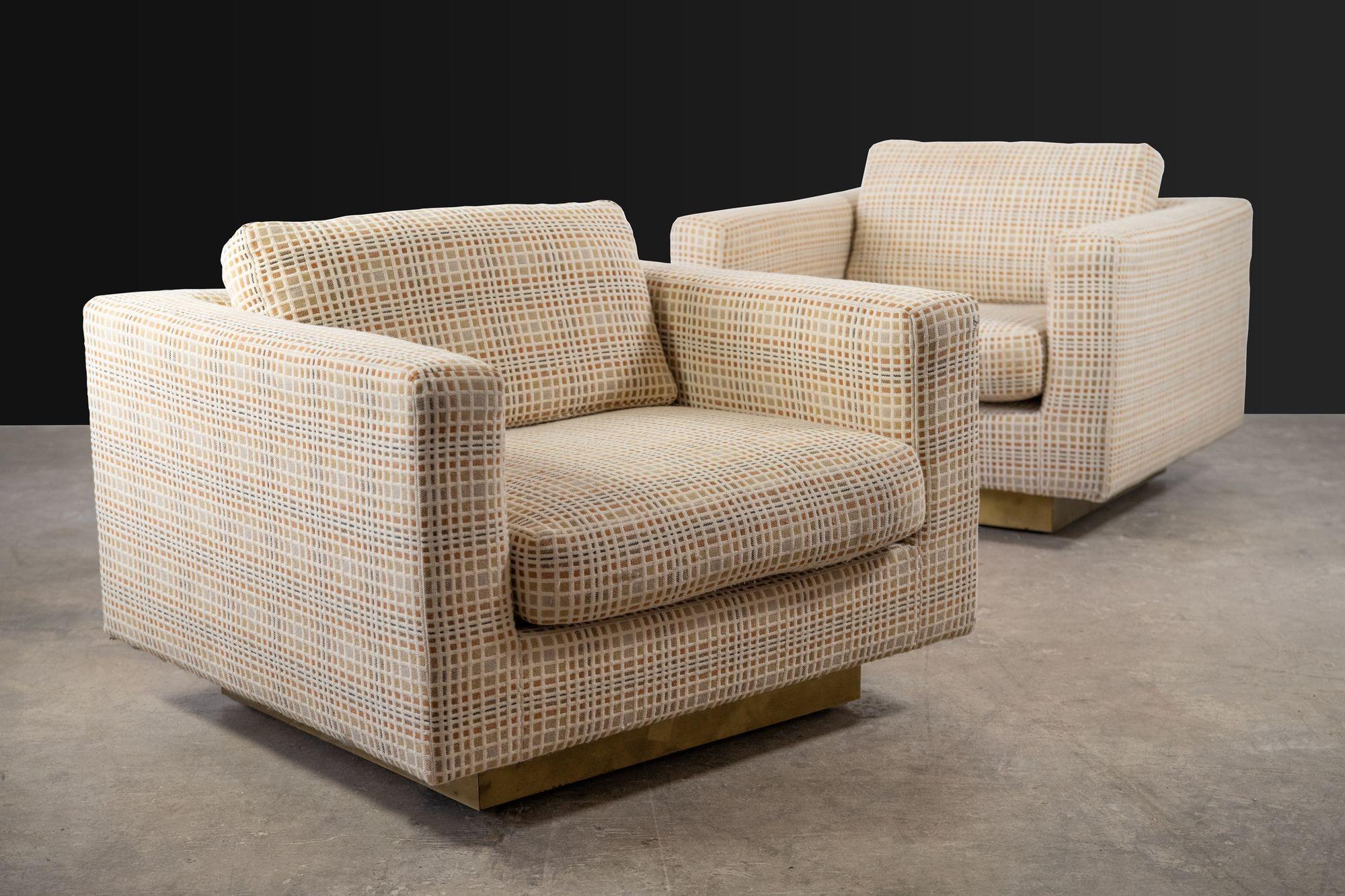 Paire de fauteuils club Dunbar vintage à grande échelle avec le tissu original Jack Lenor Larsen, années 1970. Design/One avec coussins détachés et base en bronze. Les deux chaises sont en très bon état d'origine et sont très confortables.