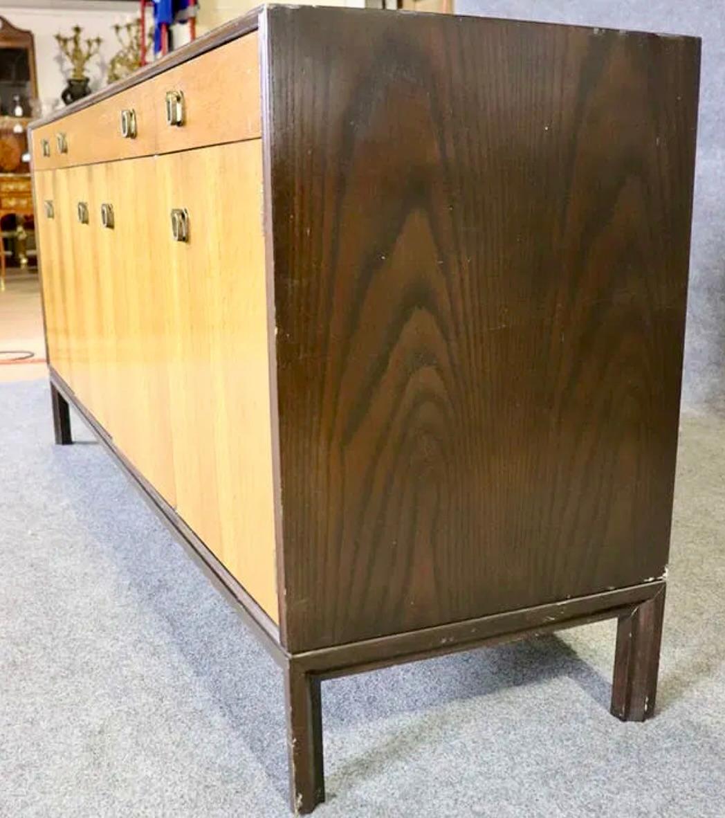 Dunbar Credenza by Edward Wormley (20. Jahrhundert) im Angebot