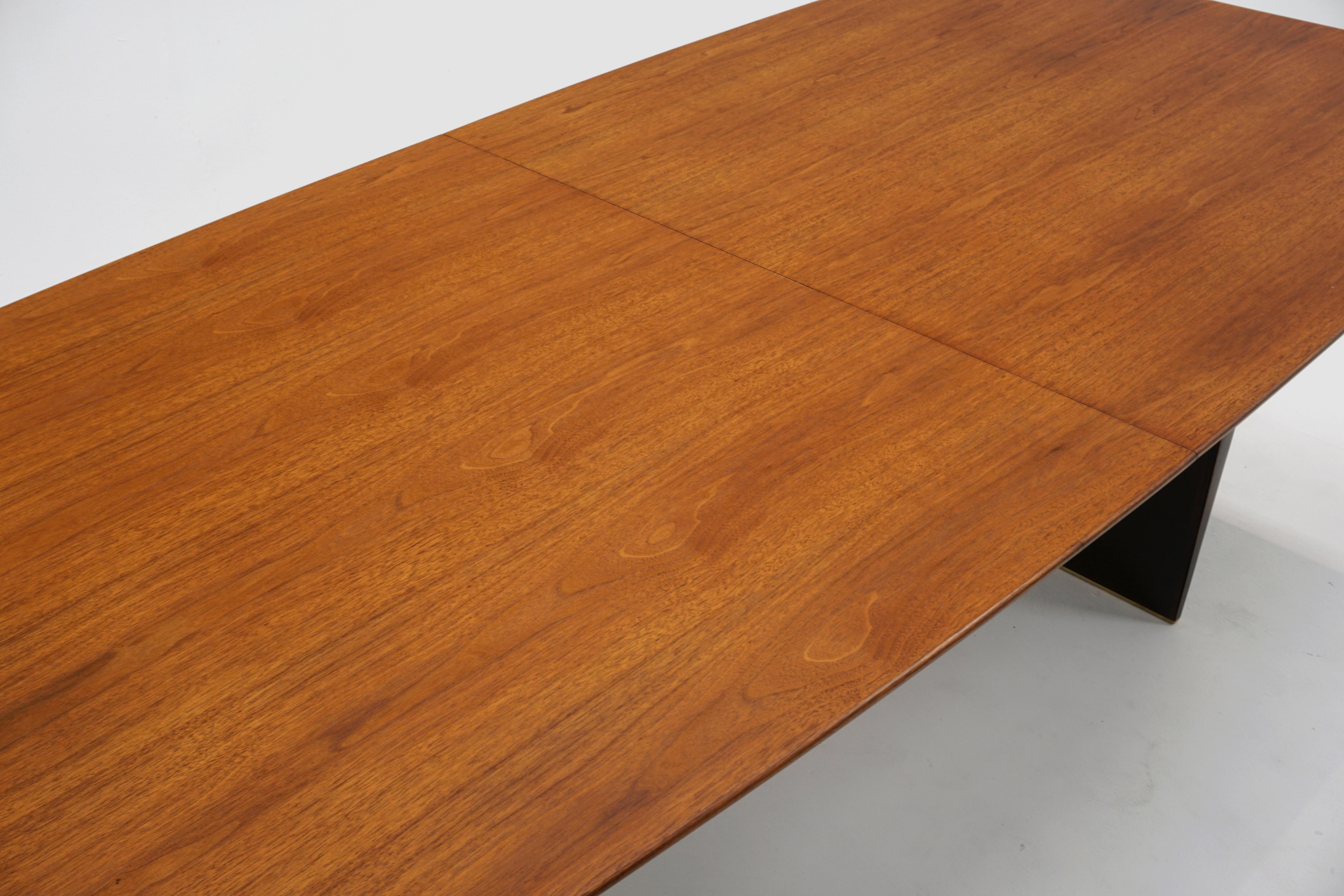 Américain Table de salle à manger Dunbar modèle 5460A en acajou par Edward Wormley. Restauré par des experts en vente