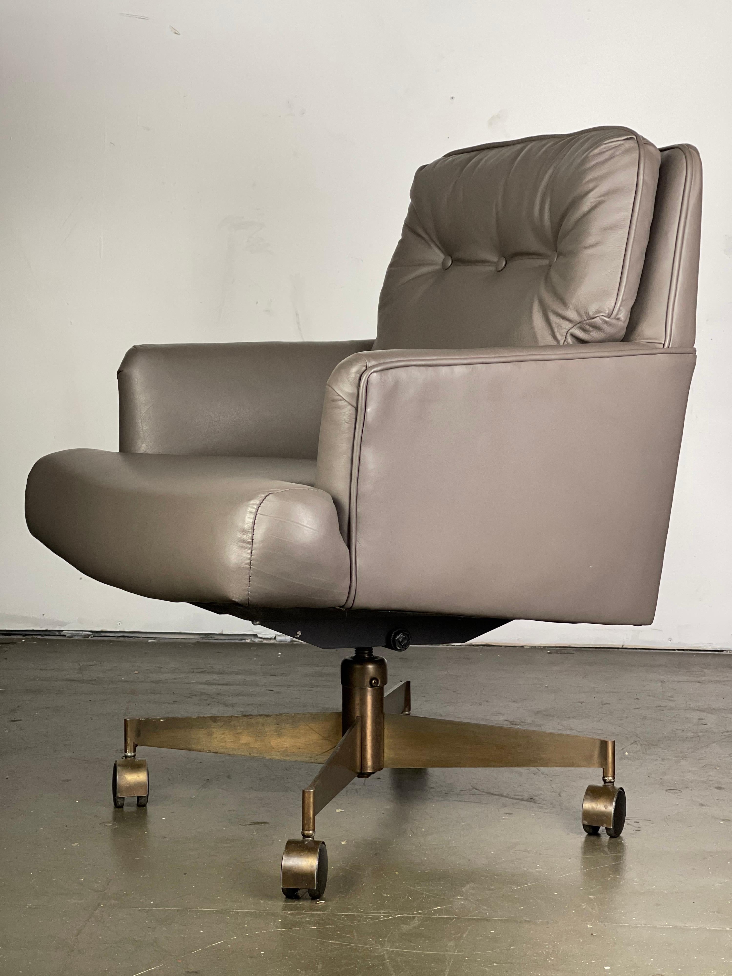 Dunbar Executive Desk Chair by Edward Wormley in Leather and Brass 9