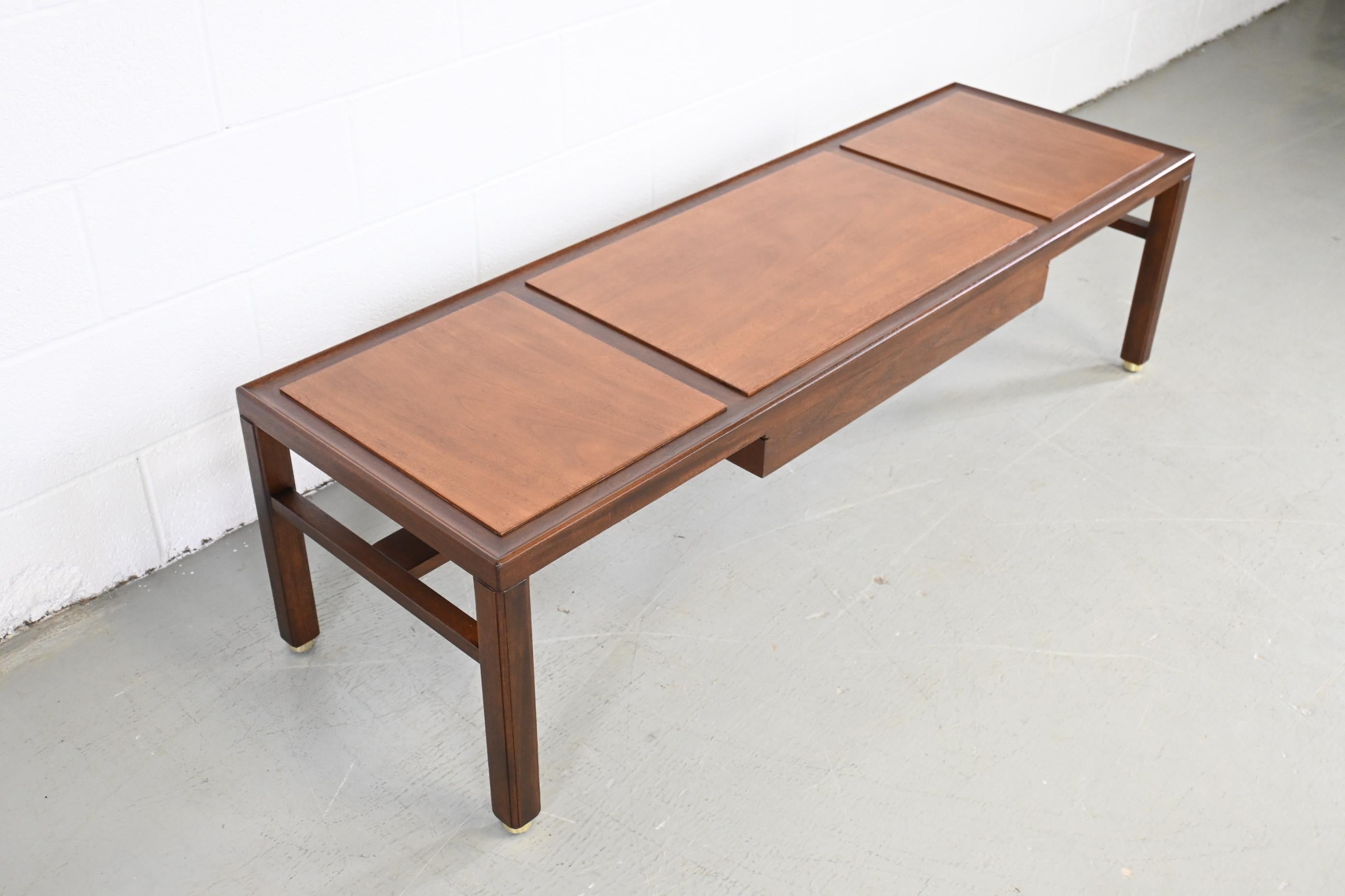 Dunbar Furniture Mid-Centiry Modern two toned coffee or cocktail table

Dunbar Furniture, USA, 1950s

60 Wide x 19 Deep x 16.5 High.

Mid-Century Modern mahogany coffee or cocktail table with bleached mahogany inserts and single