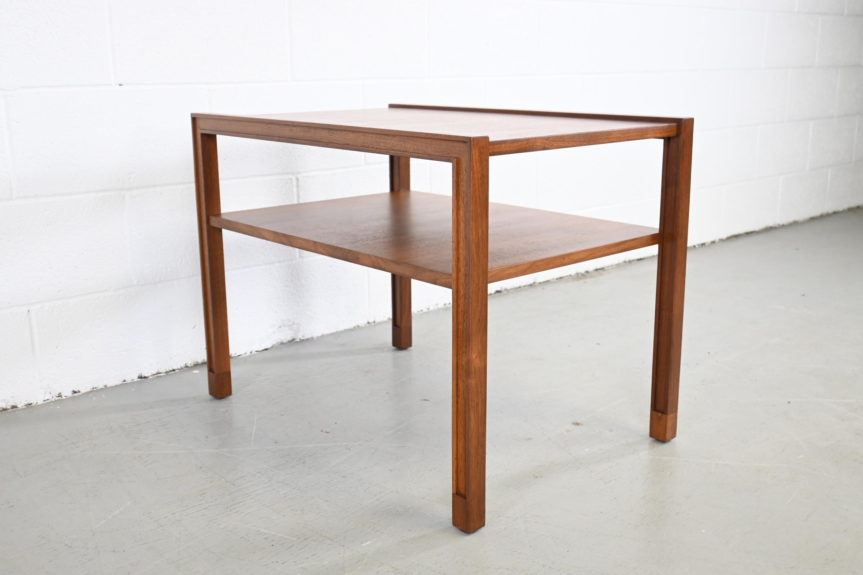 Dunbar Furniture Mid-Century Modern Walnut End Table In Excellent Condition In Morgan, UT