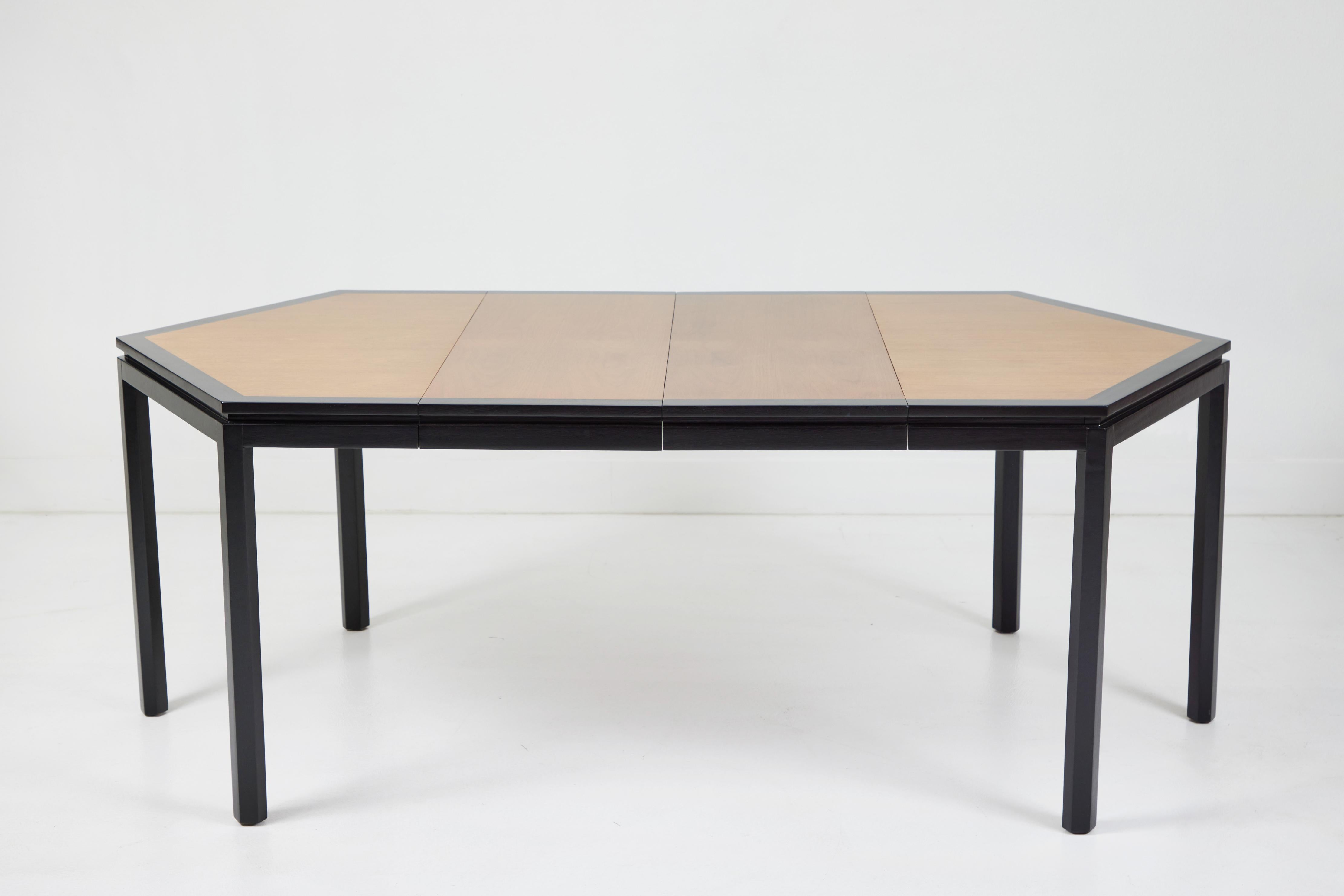 Il s'agit d'une rare table de salle à manger hexagonale d'Edward Wormley pour Dunbar. Il a été magnifiquement restauré. Le plateau de la table est en noyer avec une bordure et des pieds en acajou ébonisé. La table s'allonge avec 3 allonges pour