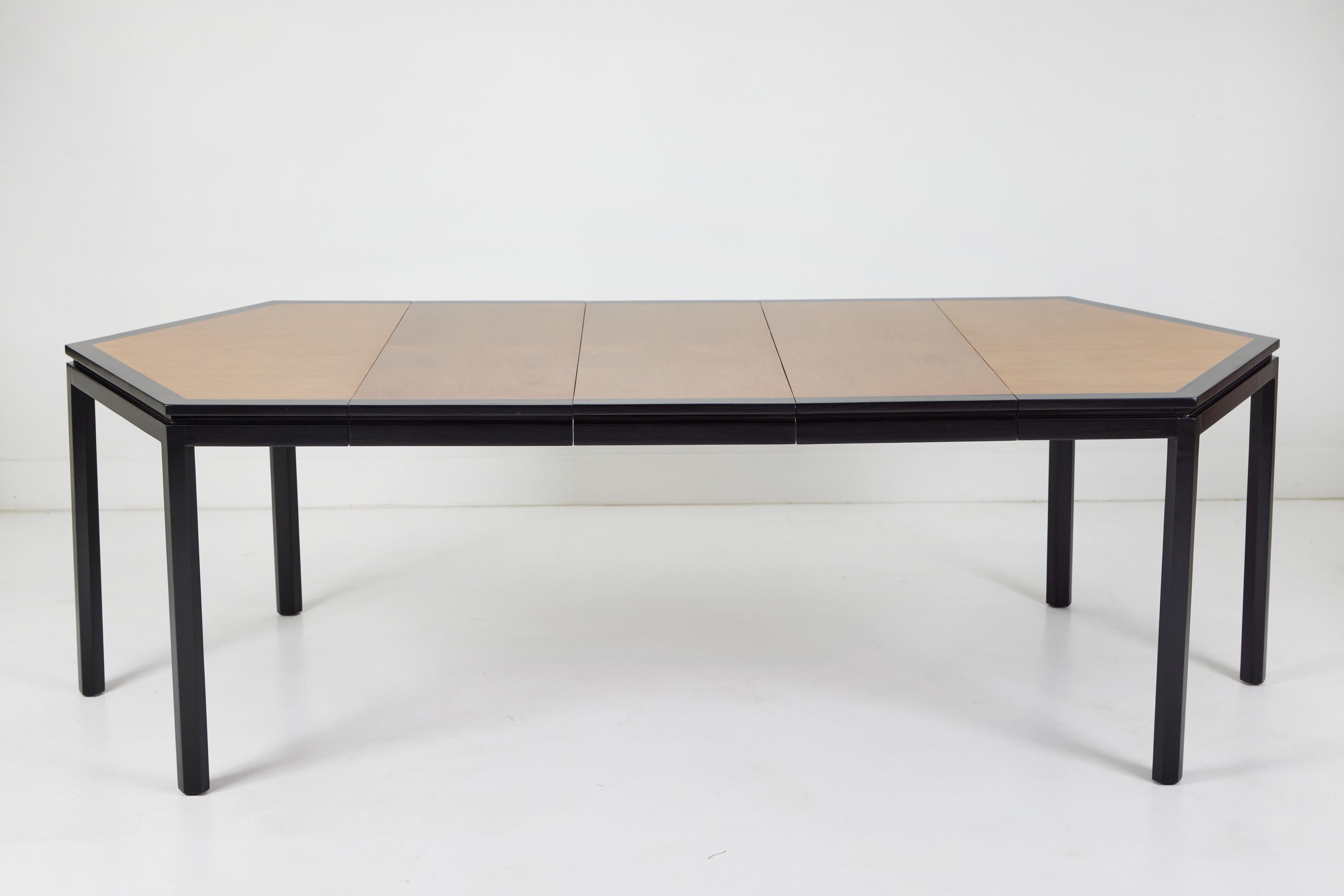 Tacheté Table de salle à manger hexagonale Dunbar, conçue par Edward Wormley en vente
