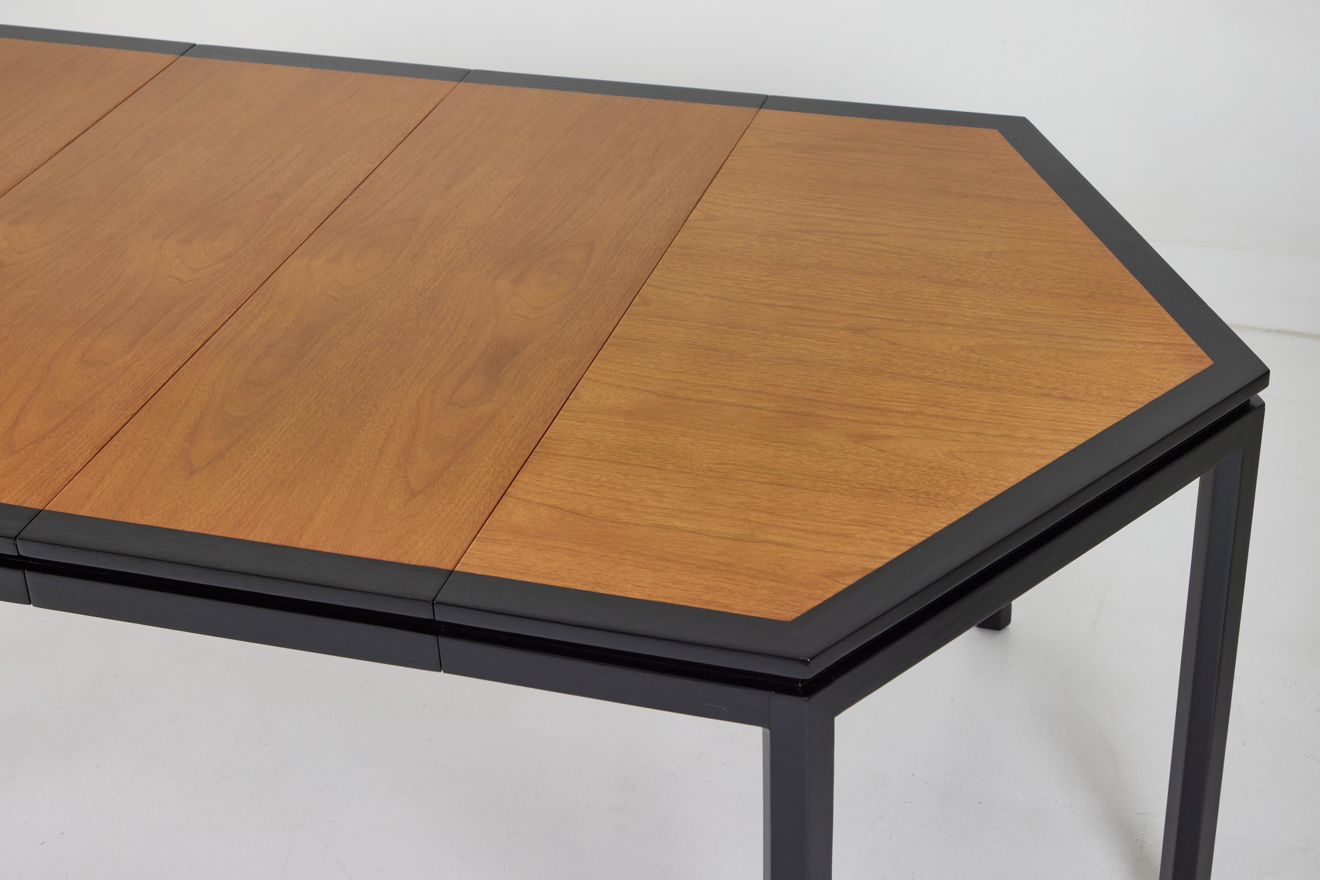 Table de salle à manger hexagonale Dunbar, conçue par Edward Wormley Bon état - En vente à Palm Desert, CA