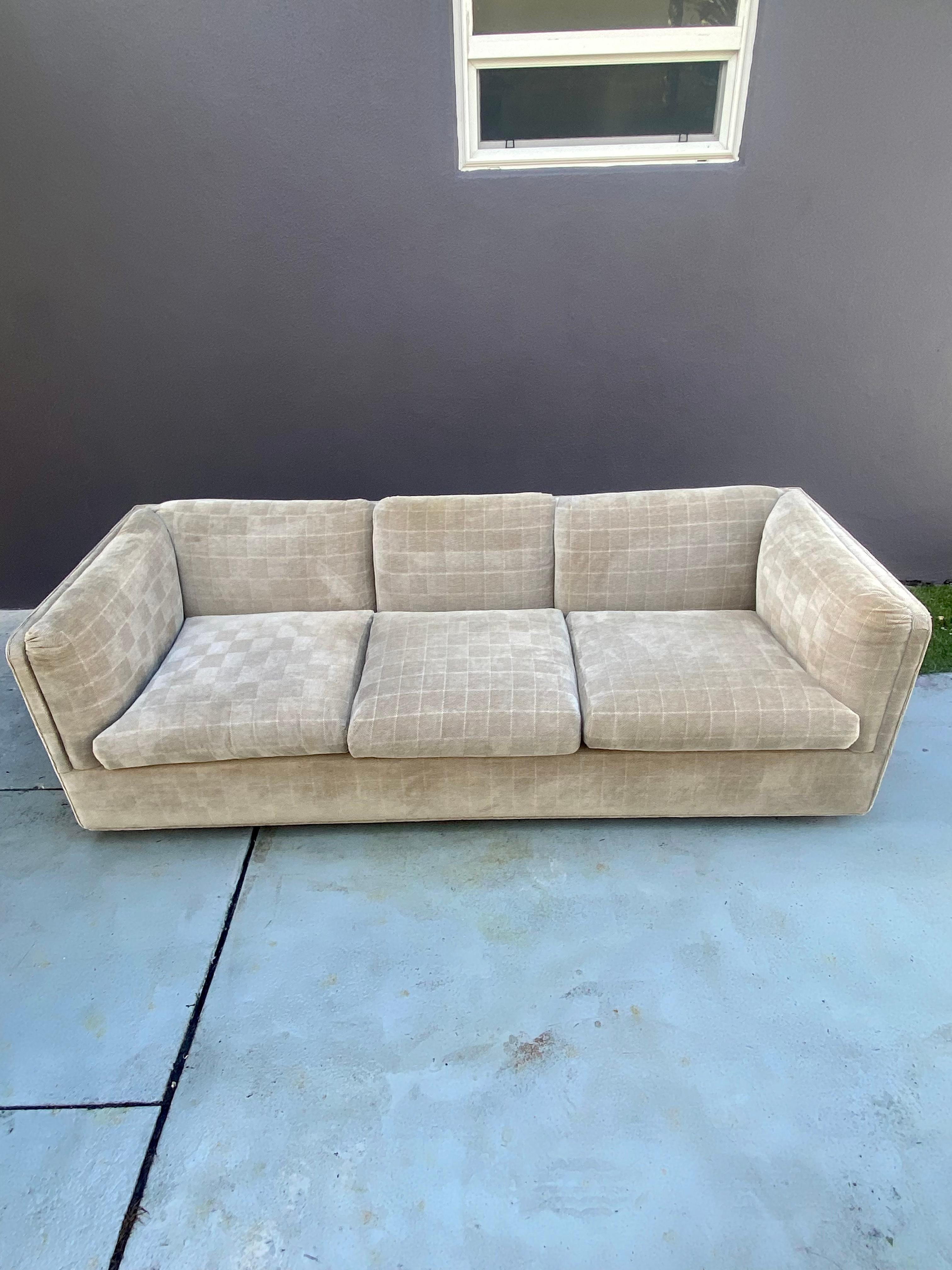 On offer on this occasion is one of the most stunning sofa you could hope to find. This is an ultra-rare opportunity to acquire what is, unequivocally, the best of the best, it being a most spectacular and beautifully presented sofa. Outstanding