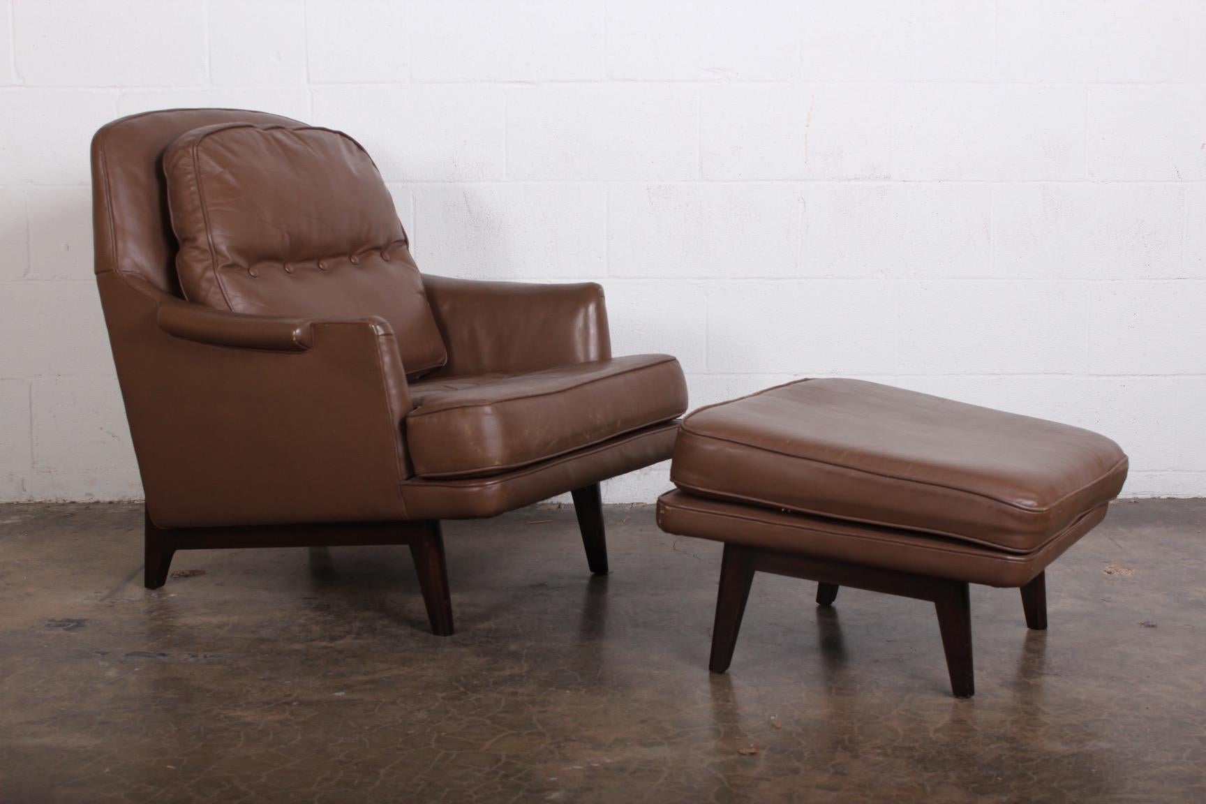 Dunbar Lounge Chair and Ottoman in Original Leather In Good Condition For Sale In Dallas, TX