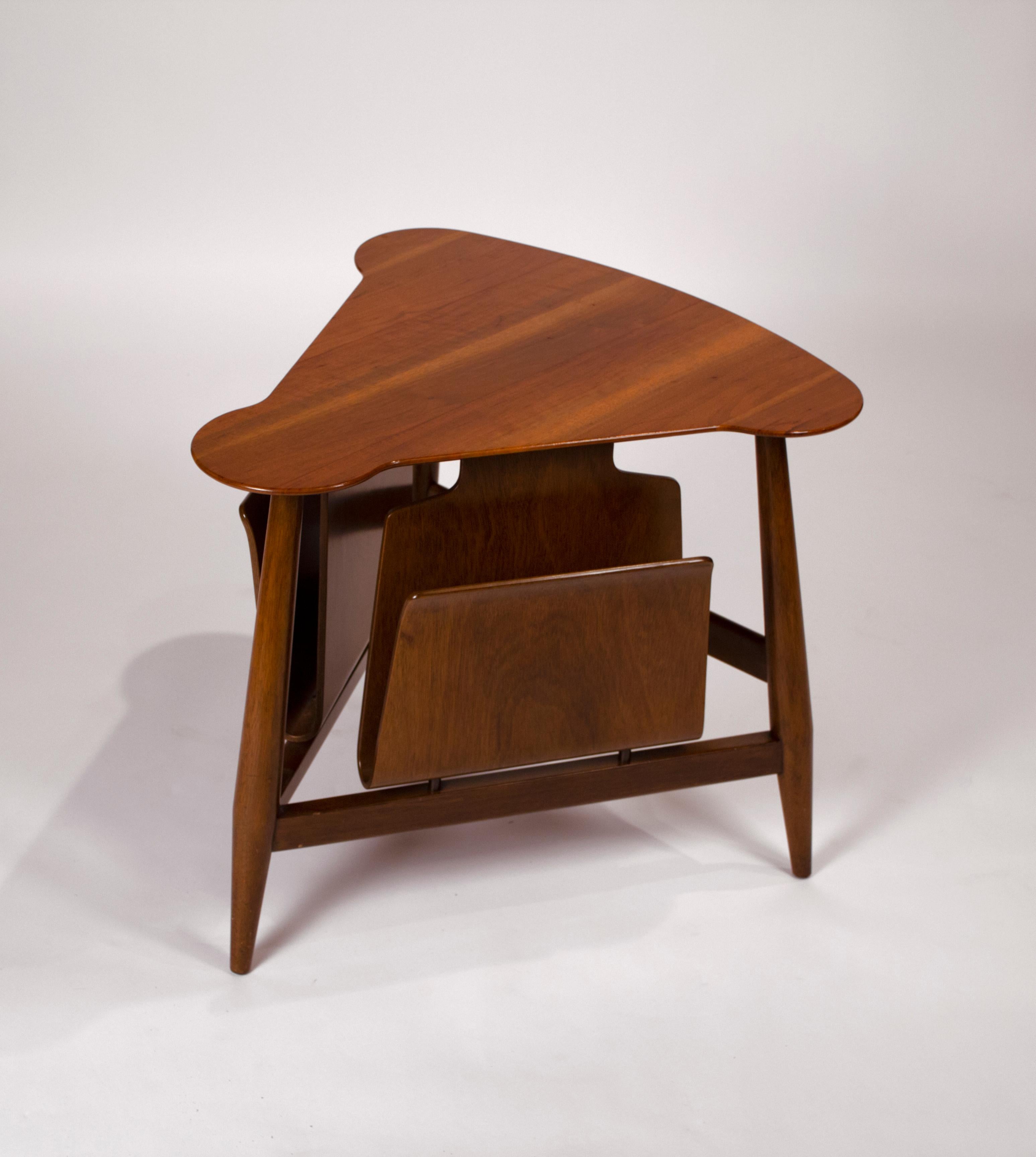 Dreieckiger Magazintisch Modell 5313 von Edward Wormley für Dunbar. Tisch besteht aus zwei Mahagoni-Magazinfächern, Platte aus gemasertem Walnussholz mit Mahagonisockel, schöner Originalzustand.