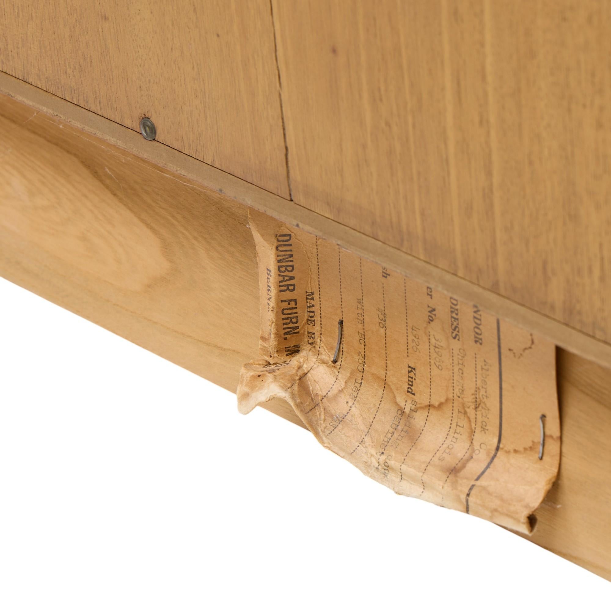 Dunbar Credenza de caoba blanqueada de mediados de siglo con mueble bar de puertas correderas en venta 3