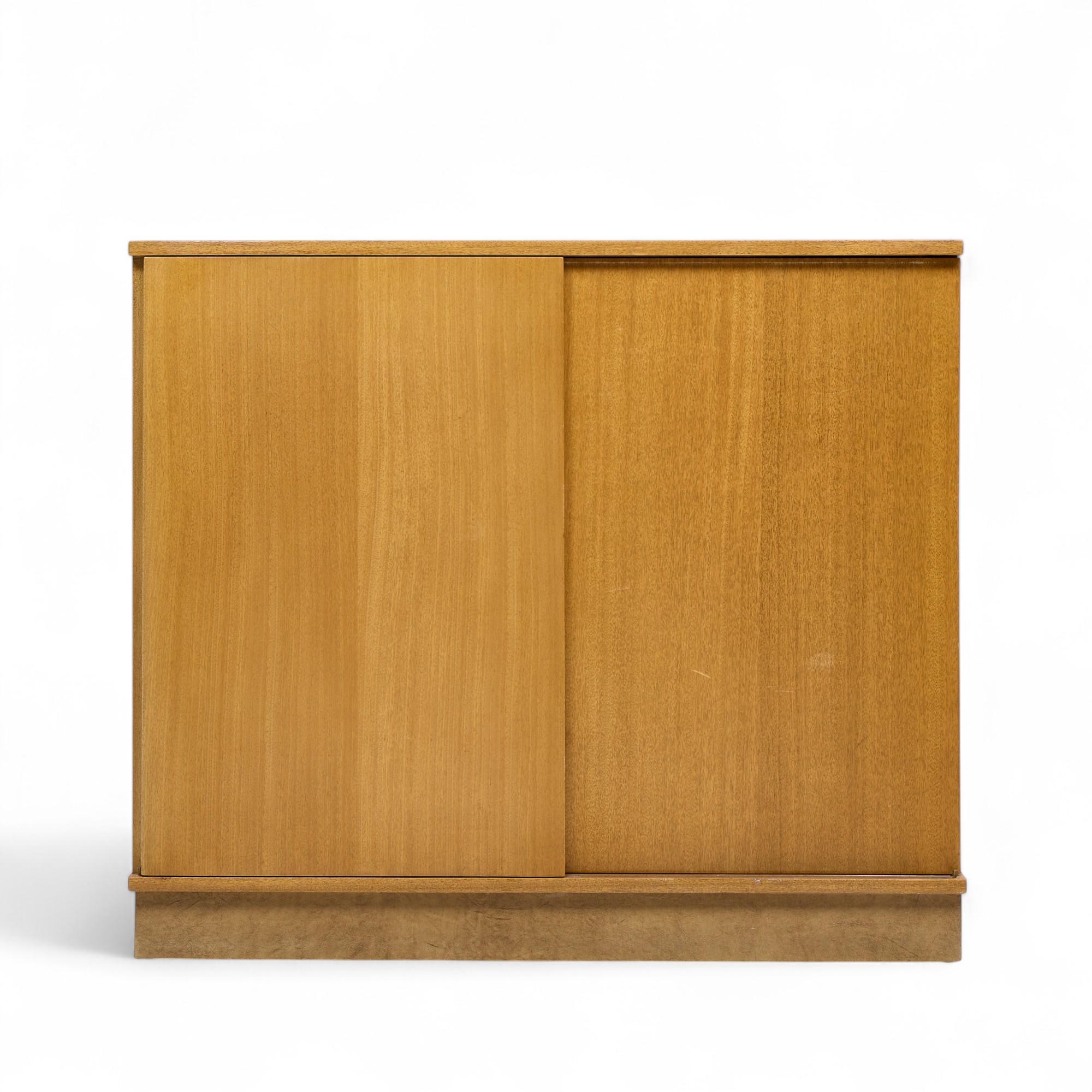 Dunbar Credenza de caoba blanqueada de mediados de siglo con mueble bar de puertas correderas

Este aparador mide 36 de ancho x 18 de fondo x 31,25 pulgadas de alto

Hacemos nuestras fotos en un estudio con iluminación controlada para mostrar el