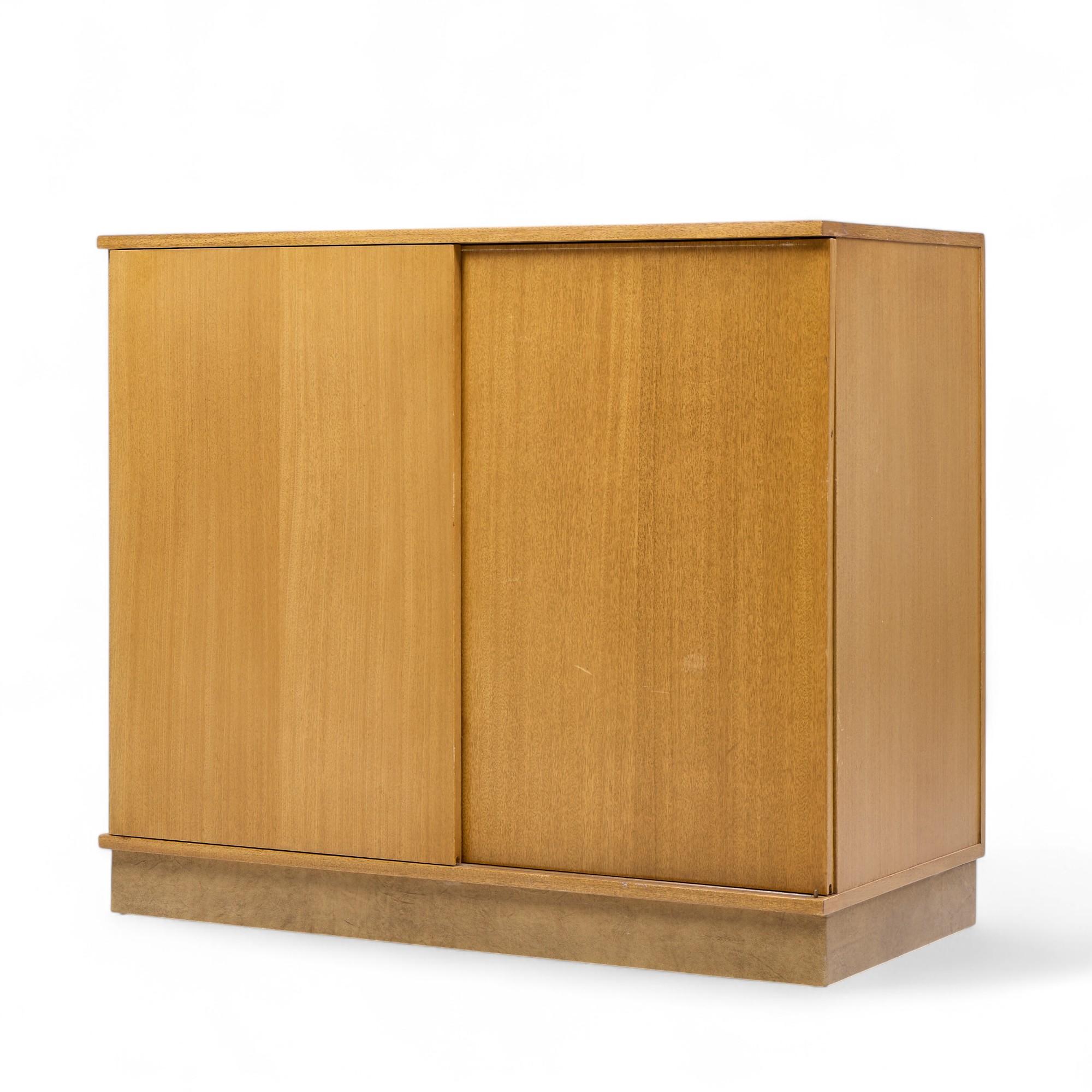 Dunbar Credenza de caoba blanqueada de mediados de siglo con mueble bar de puertas correderas Moderno de mediados de siglo en venta