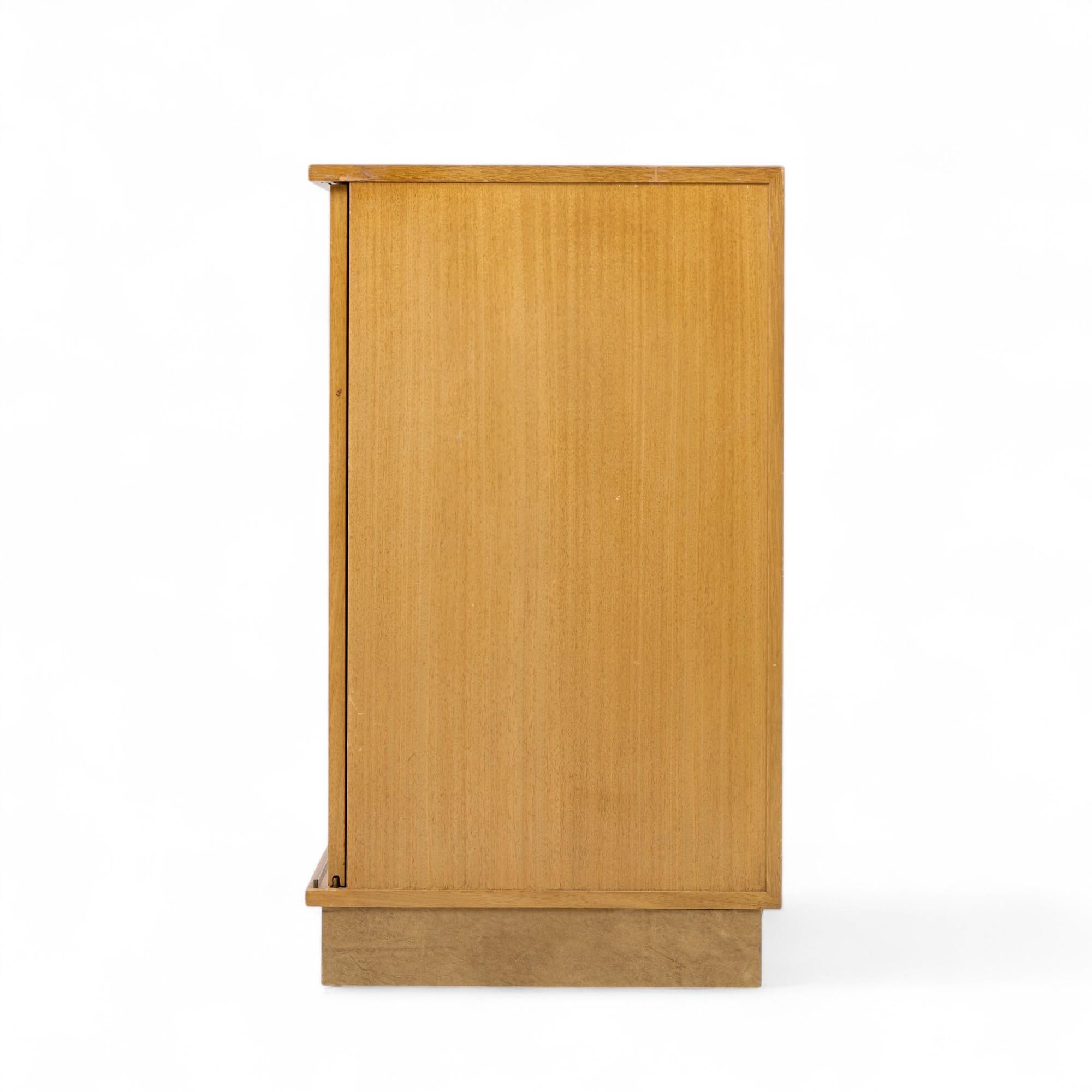 Dunbar Credenza de caoba blanqueada de mediados de siglo con mueble bar de puertas correderas Estadounidense en venta