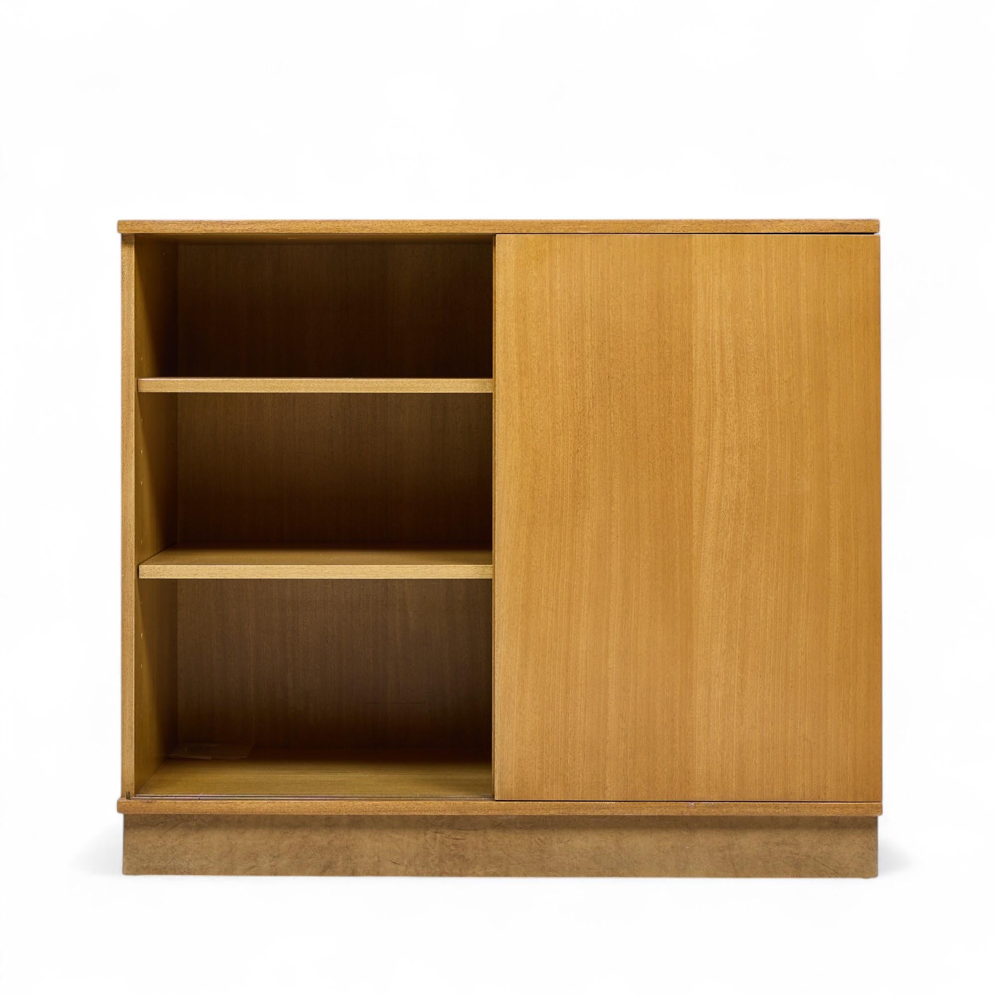 Dunbar Credenza de caoba blanqueada de mediados de siglo con mueble bar de puertas correderas siglo XX en venta