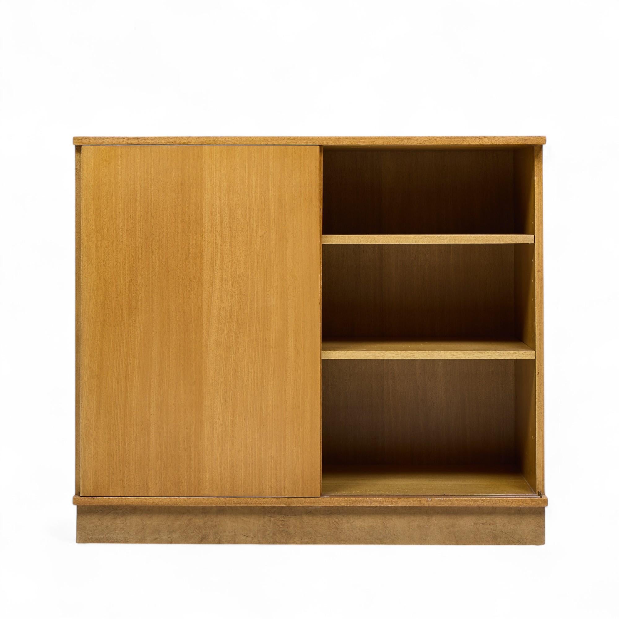 Dunbar Credenza de caoba blanqueada de mediados de siglo con mueble bar de puertas correderas Caoba en venta