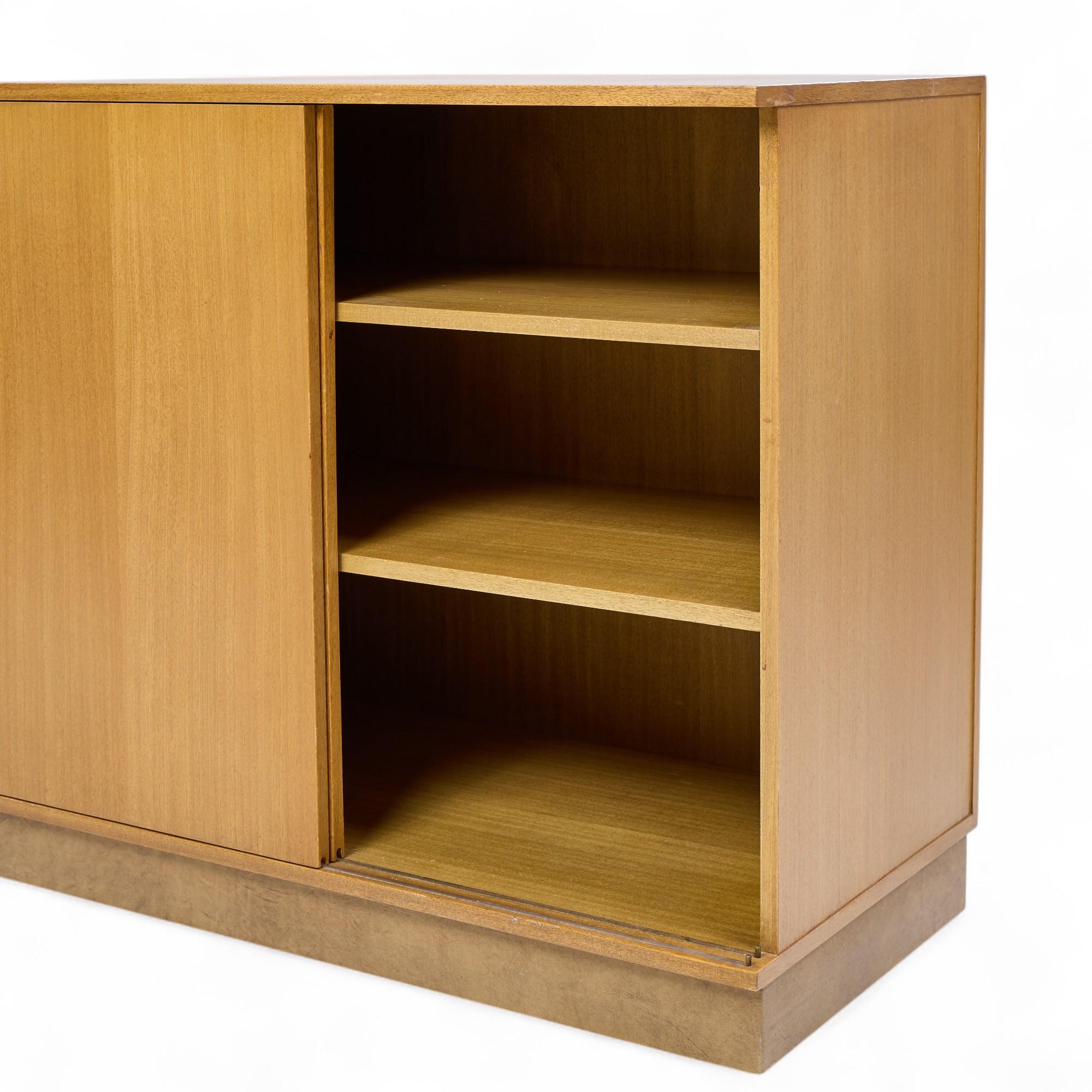 Dunbar Credenza de caoba blanqueada de mediados de siglo con mueble bar de puertas correderas en venta 1