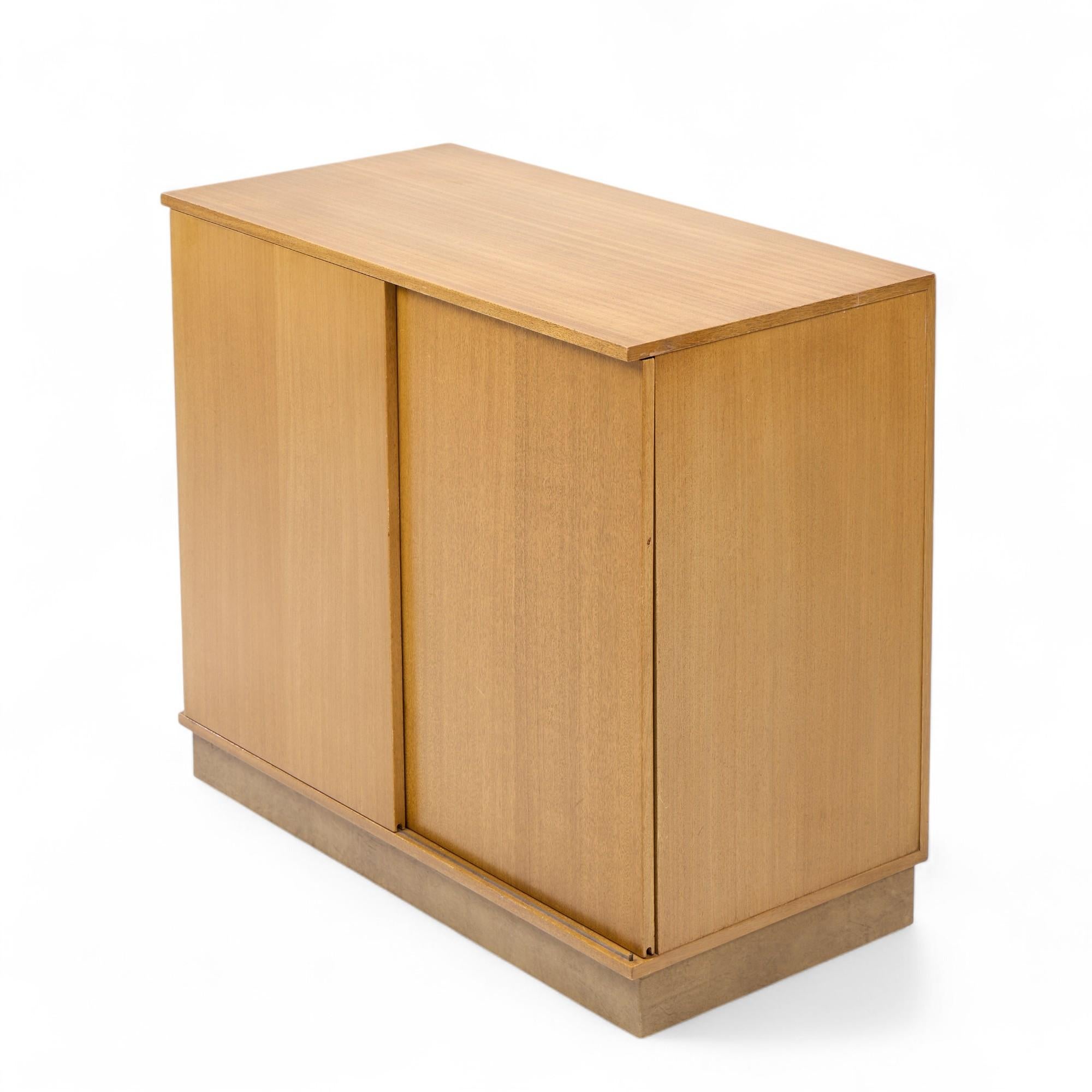Dunbar Credenza de caoba blanqueada de mediados de siglo con mueble bar de puertas correderas en venta 2