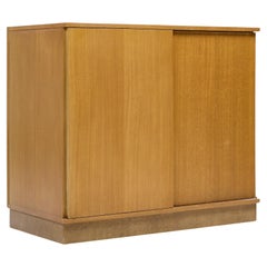 Dunbar, credenza con ante scorrevoli in mogano sbiancato del metà del secolo scorso