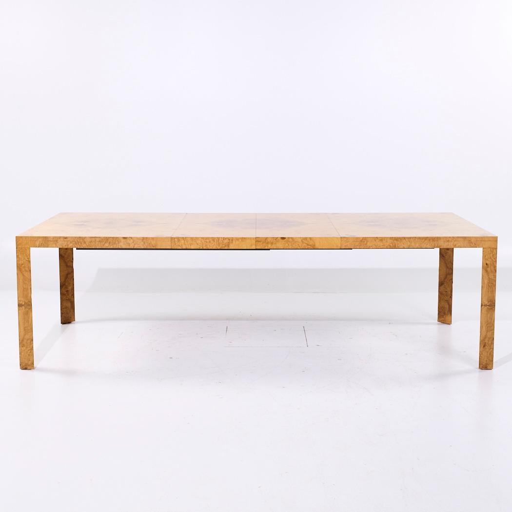 Dunbar Table de salle à manger en bois d'ébène du milieu du siècle avec 2 abattants

Cette table mesure : 66 large x 42 profond x 29 pouces de haut, avec un dégagement de chaise de 26,5 pouces, chaque feuille mesure 18 pouces de large, ce qui donne