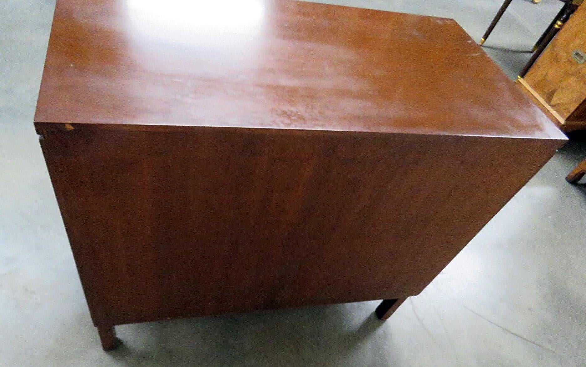 Mid Century Modern Dunbar Rosewood and Mahogany Commode Dresser Chest In Good Condition In Swedesboro, NJ