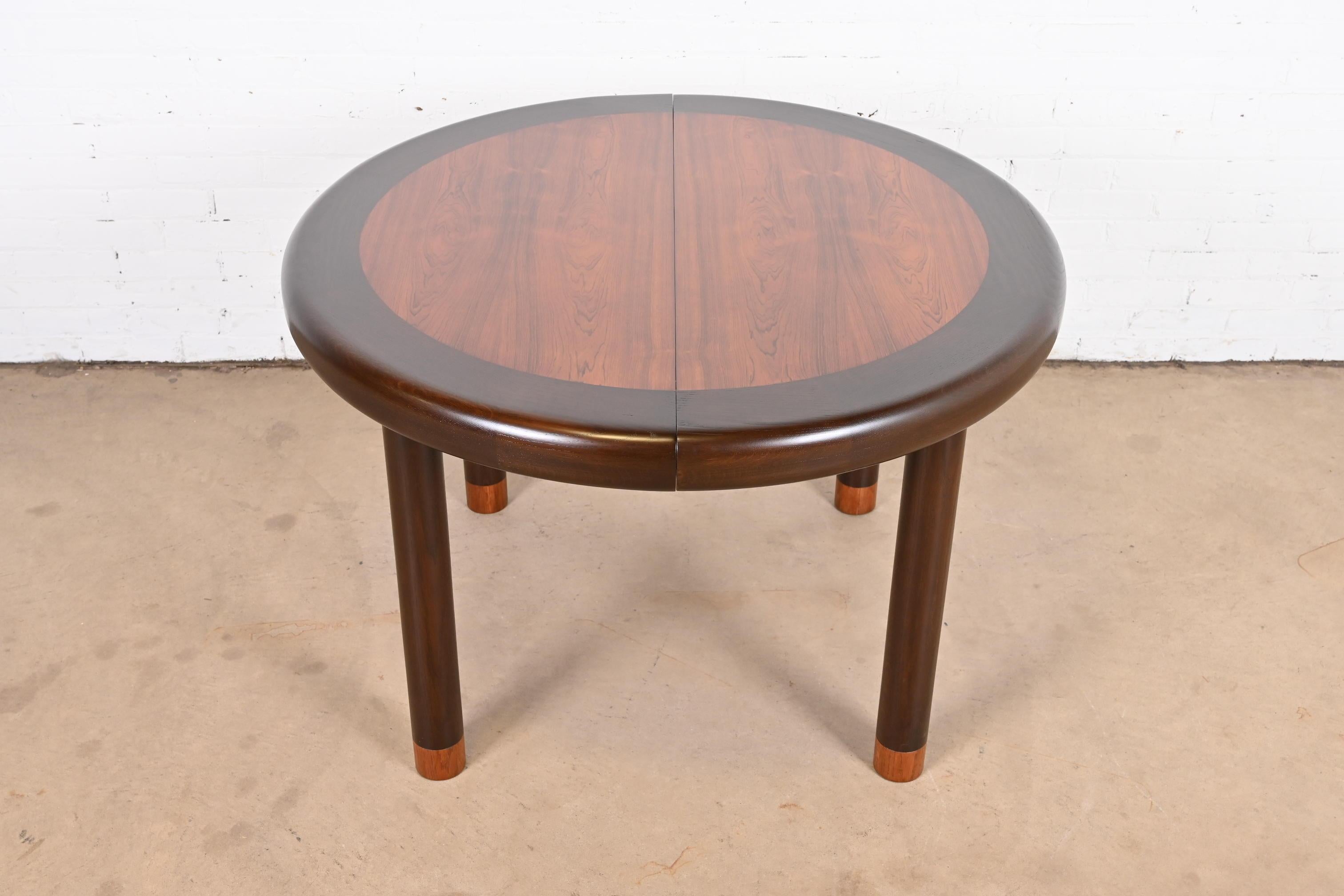 Table de salle à manger à rallonge en bois de rose de style mi-siècle moderne Dunbar, nouvellement revernie en vente 3