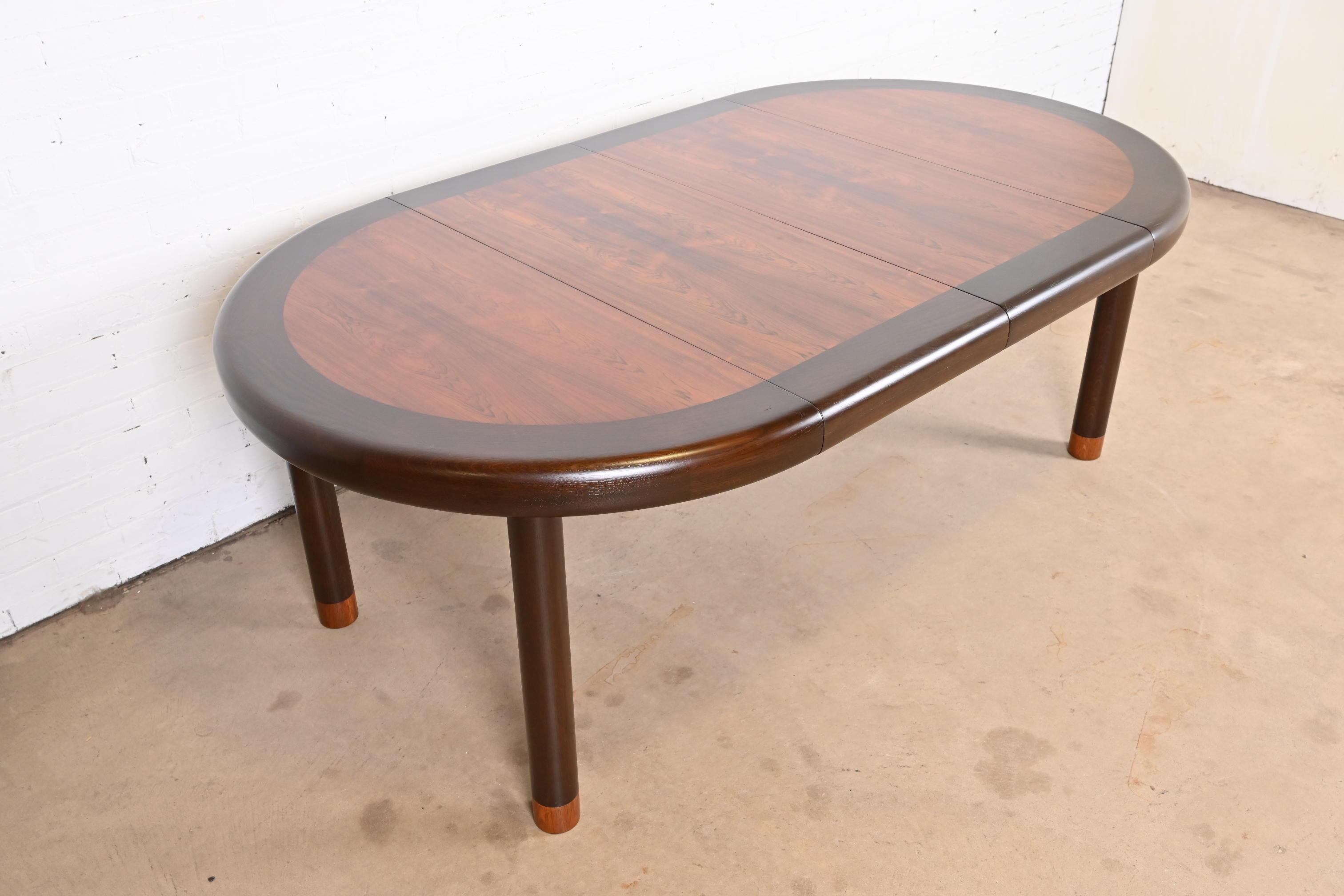 Fin du 20e siècle Table de salle à manger à rallonge en bois de rose de style mi-siècle moderne Dunbar, nouvellement revernie en vente