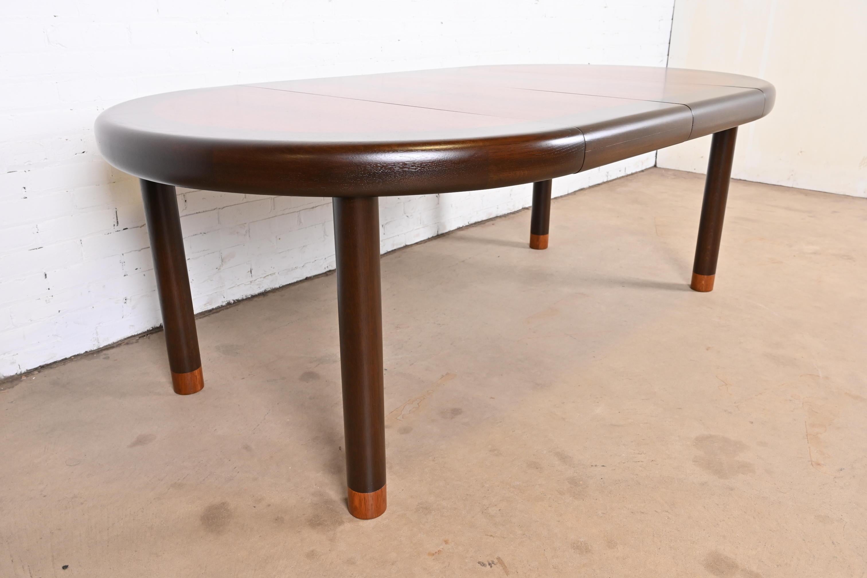 Chêne Table de salle à manger à rallonge en bois de rose de style mi-siècle moderne Dunbar, nouvellement revernie en vente