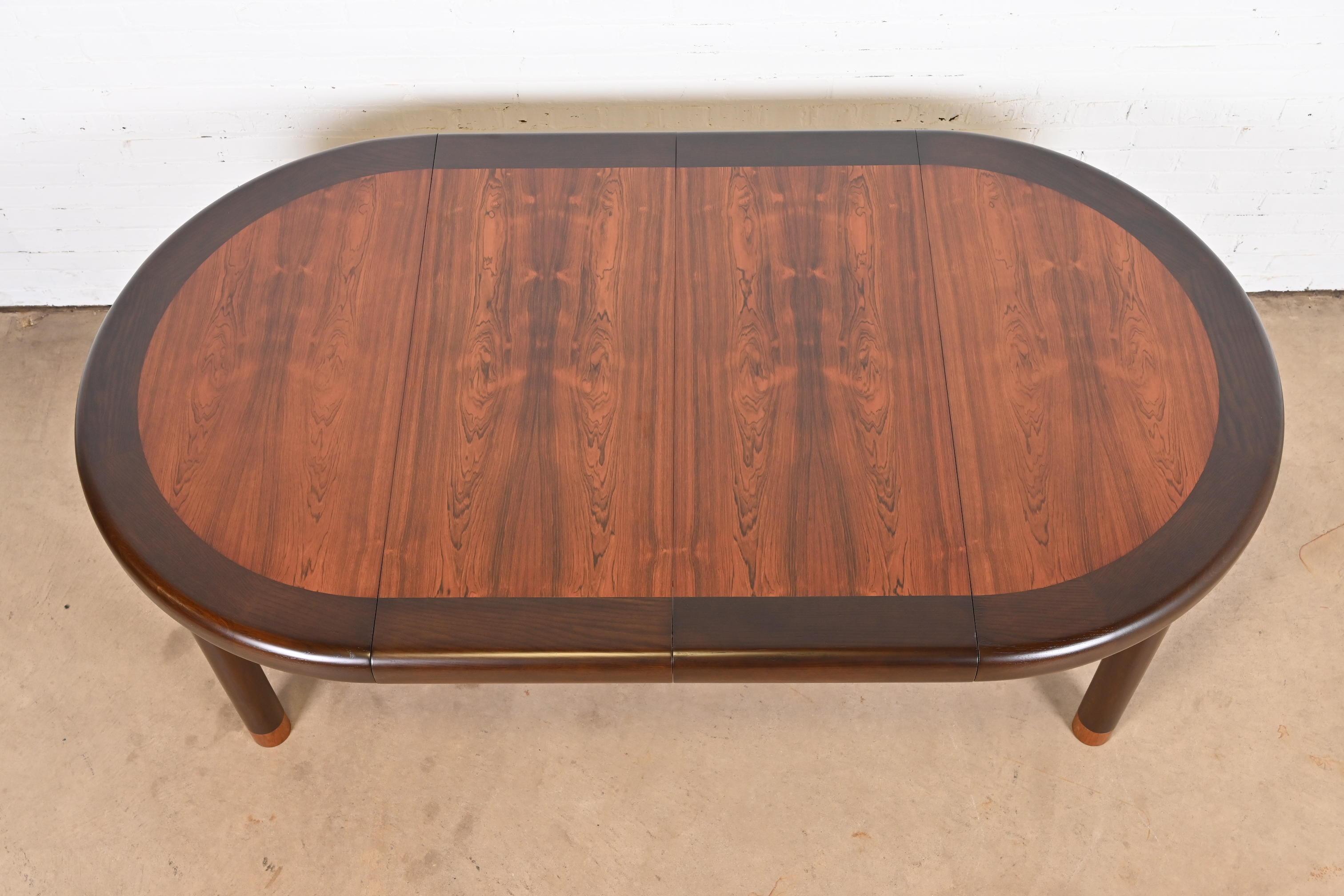 Table de salle à manger à rallonge en bois de rose de style mi-siècle moderne Dunbar, nouvellement revernie en vente 1