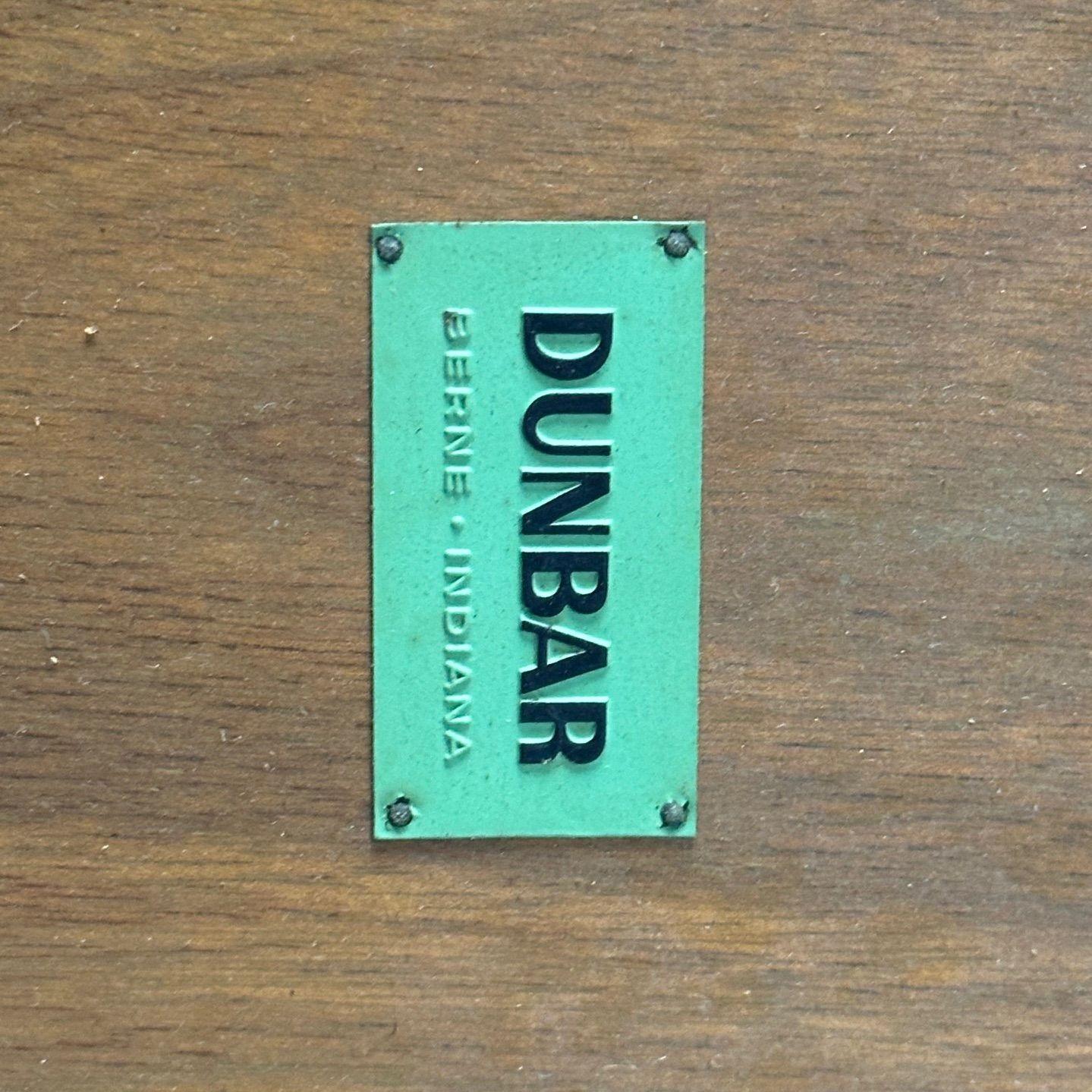 Dunbar, Mid-Century Modern, Tables d'appoint, métal, noyer, USA, 1970 Abîmé - En vente à Stamford, CT