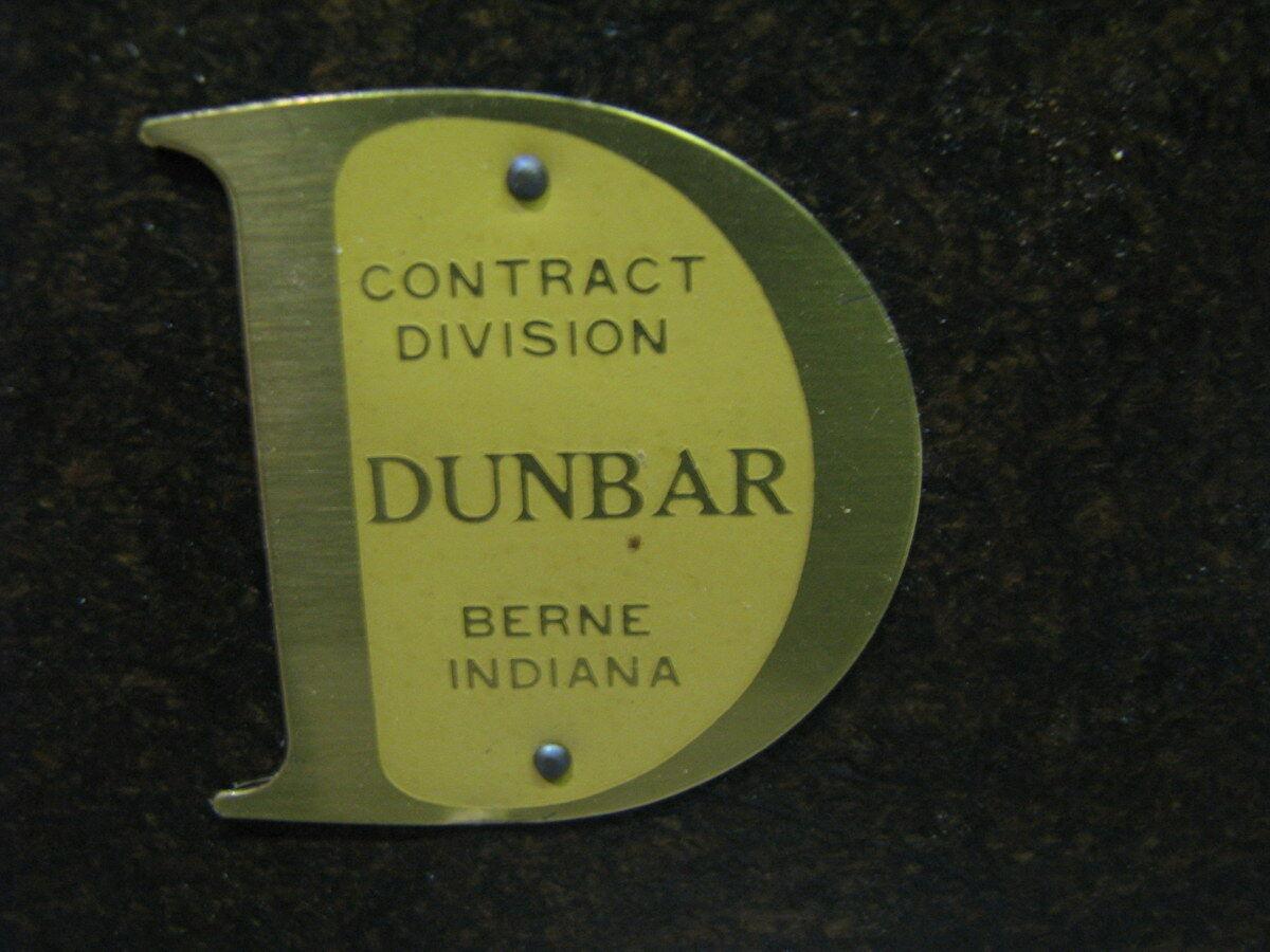 Dunbar Table d'extrémité rectangulaire à trois niveaux en acajou du milieu du siècle dernier en vente 5