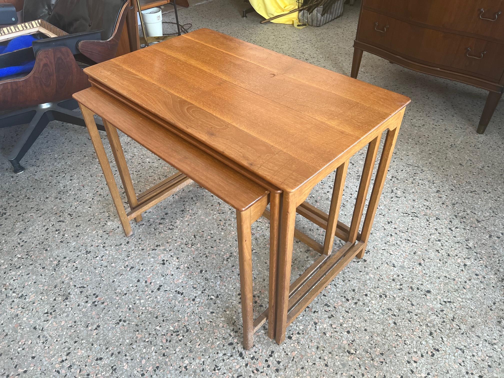 Un ensemble classique de trois tables gigognes par Edward Wormley pour Dunbar, vers 1950, avec étiquette verte originale. Noyer de sapin avec une belle patine.