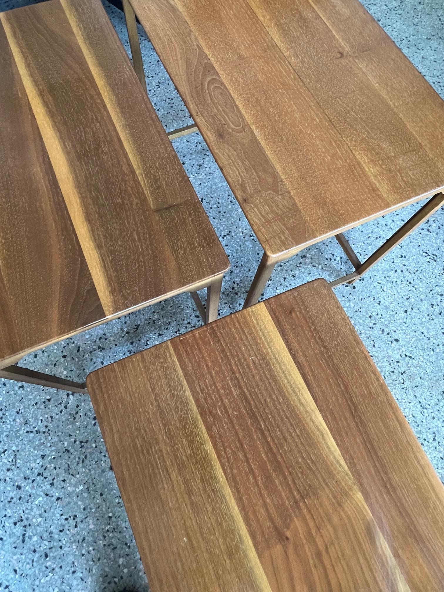 Mid-Century Modern Tables gigognes Dunbar en noyer saphir en vente
