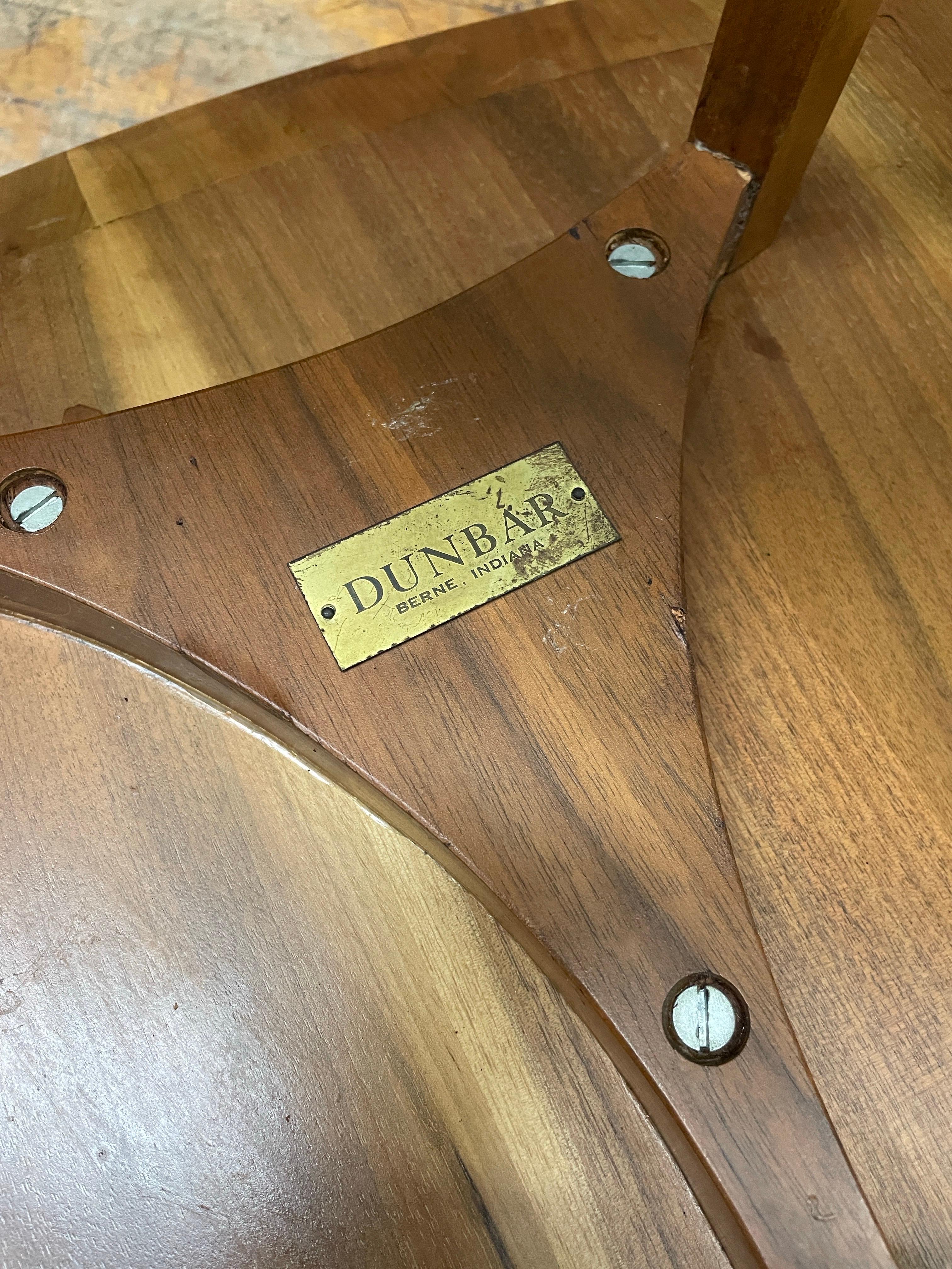 Mesa auxiliar Dunbar Modelo #5627 Sap Nogal Vintage Auténtico Mediados de Siglo en venta 7